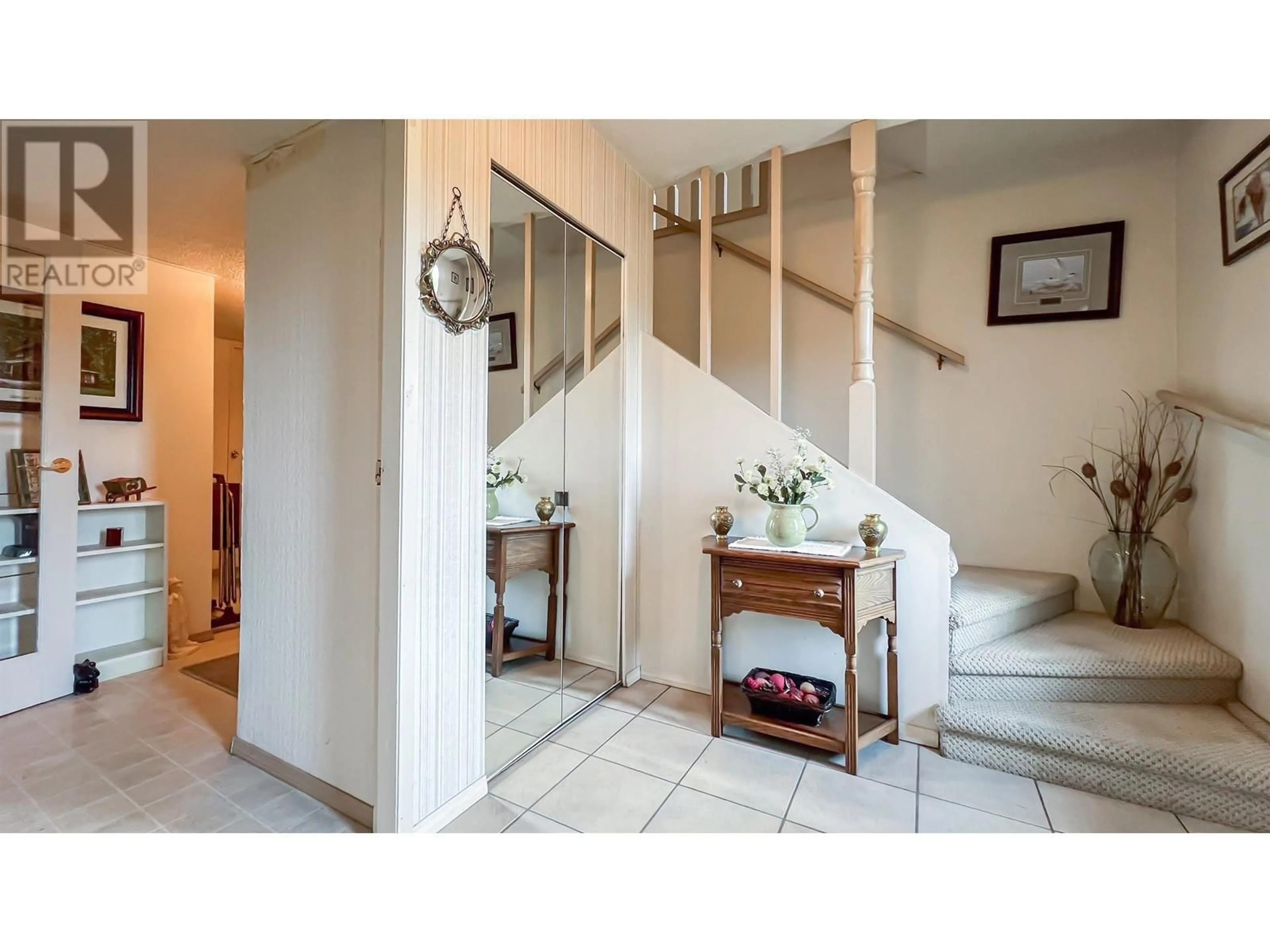 Indoor foyer for 5691 FORSYTH CRESCENT, Richmond British Columbia V7C2C2