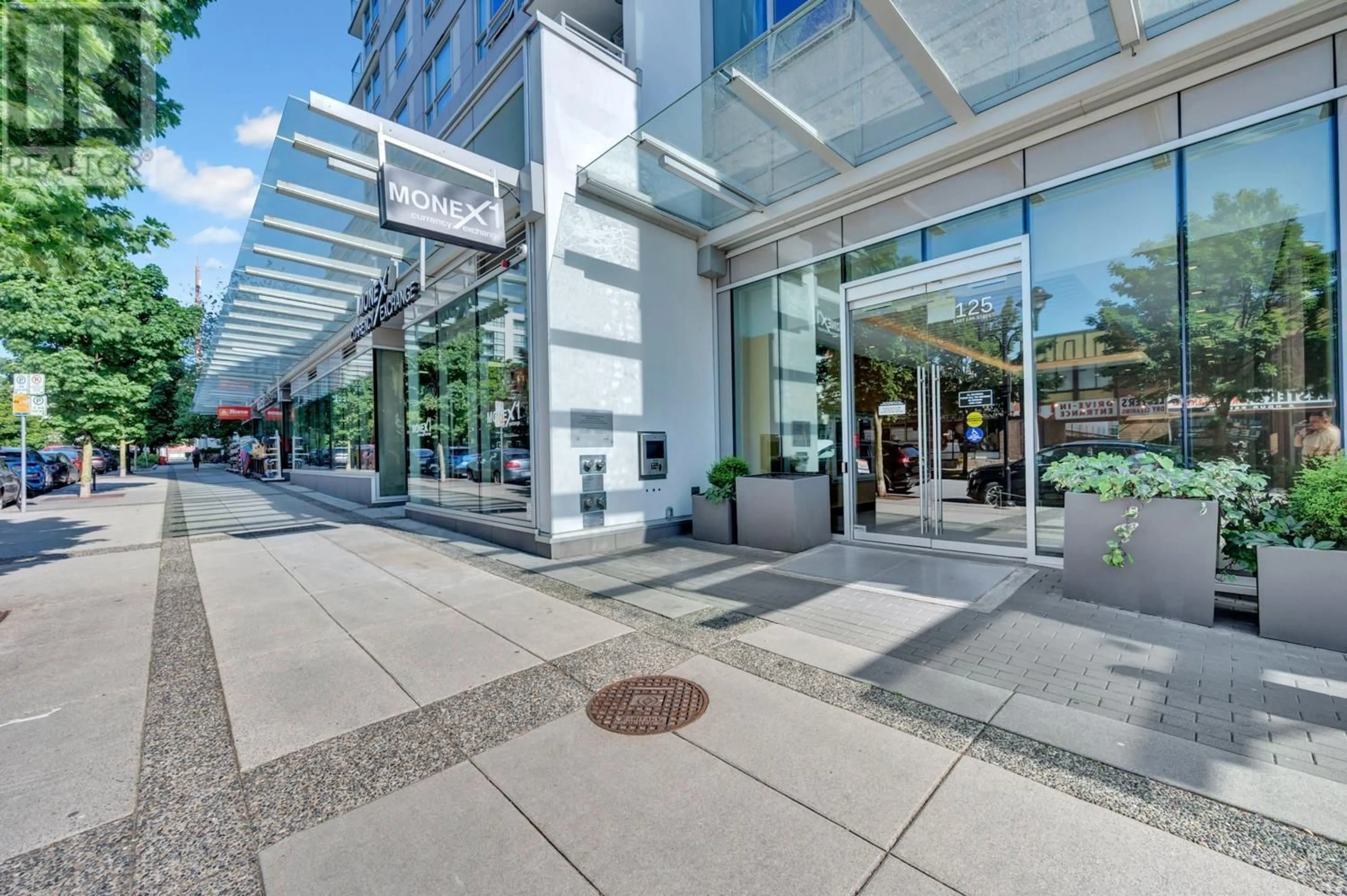 Indoor foyer for 1304 125 EAST 14TH STREET, North Vancouver British Columbia V7L0E6