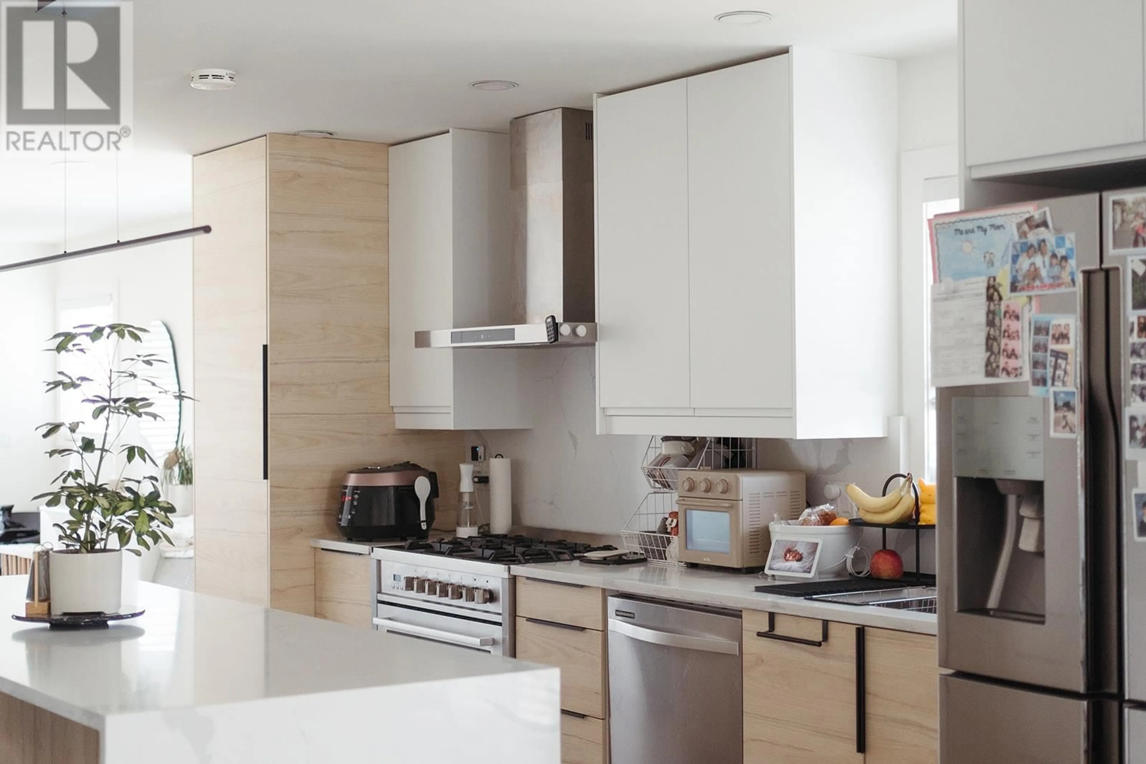 Contemporary kitchen, unknown for 679 GAMMA AVENUE, Burnaby British Columbia V5C6A3
