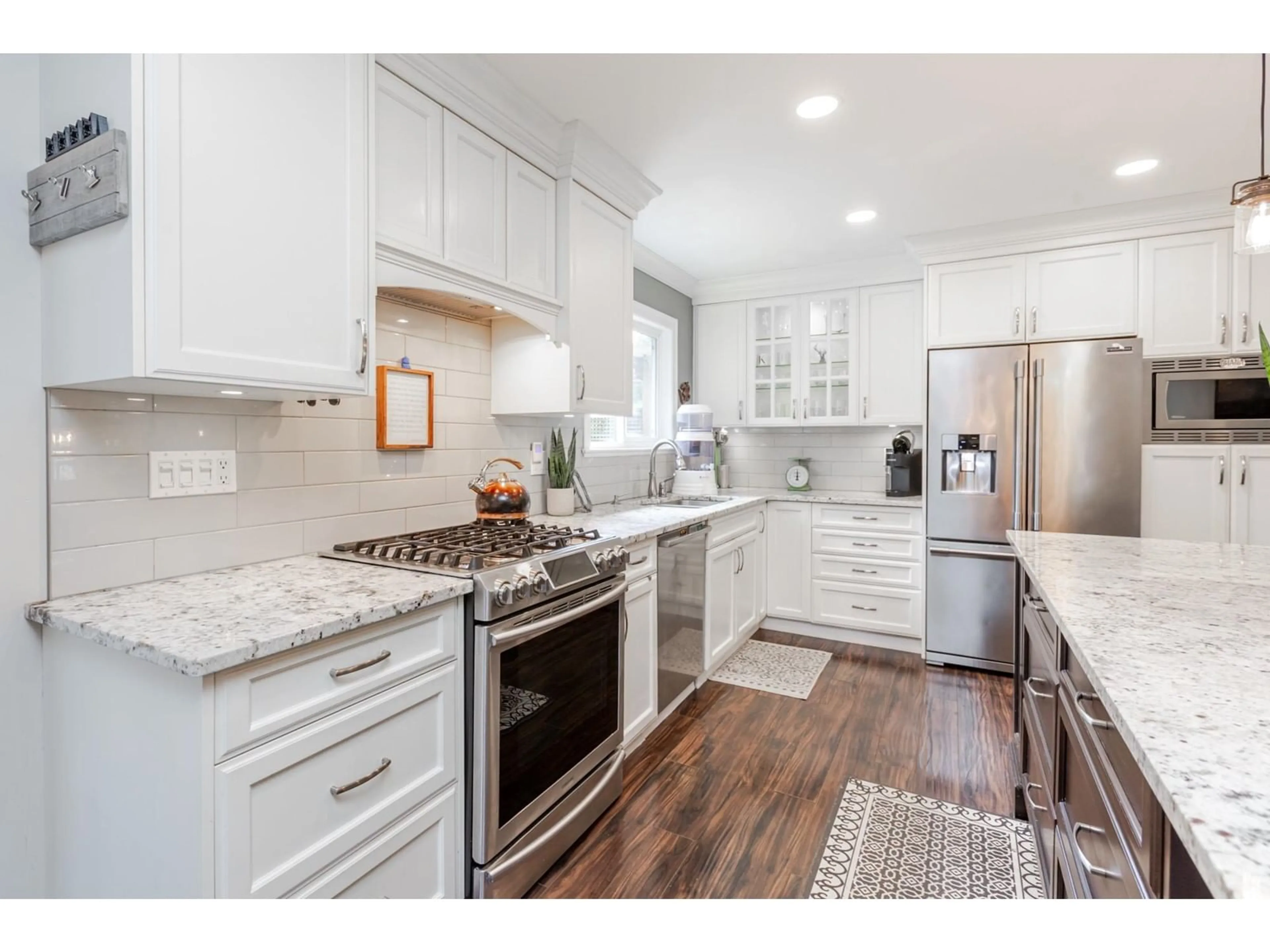 Open concept kitchen, unknown for 20390 42, Langley British Columbia V3A3A7