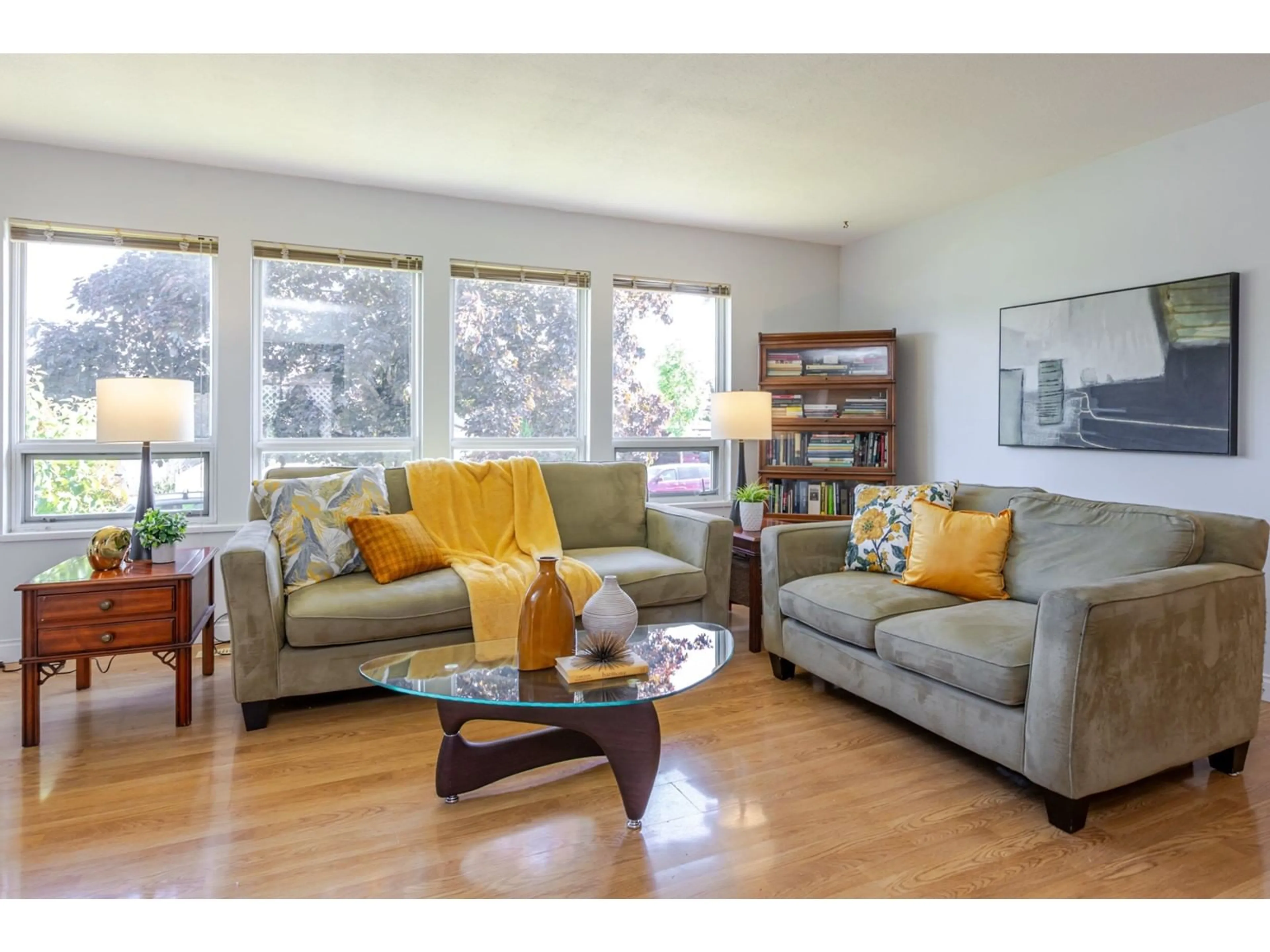 Living room with furniture, wood/laminate floor for 11371 87A, Delta British Columbia V4C3A7
