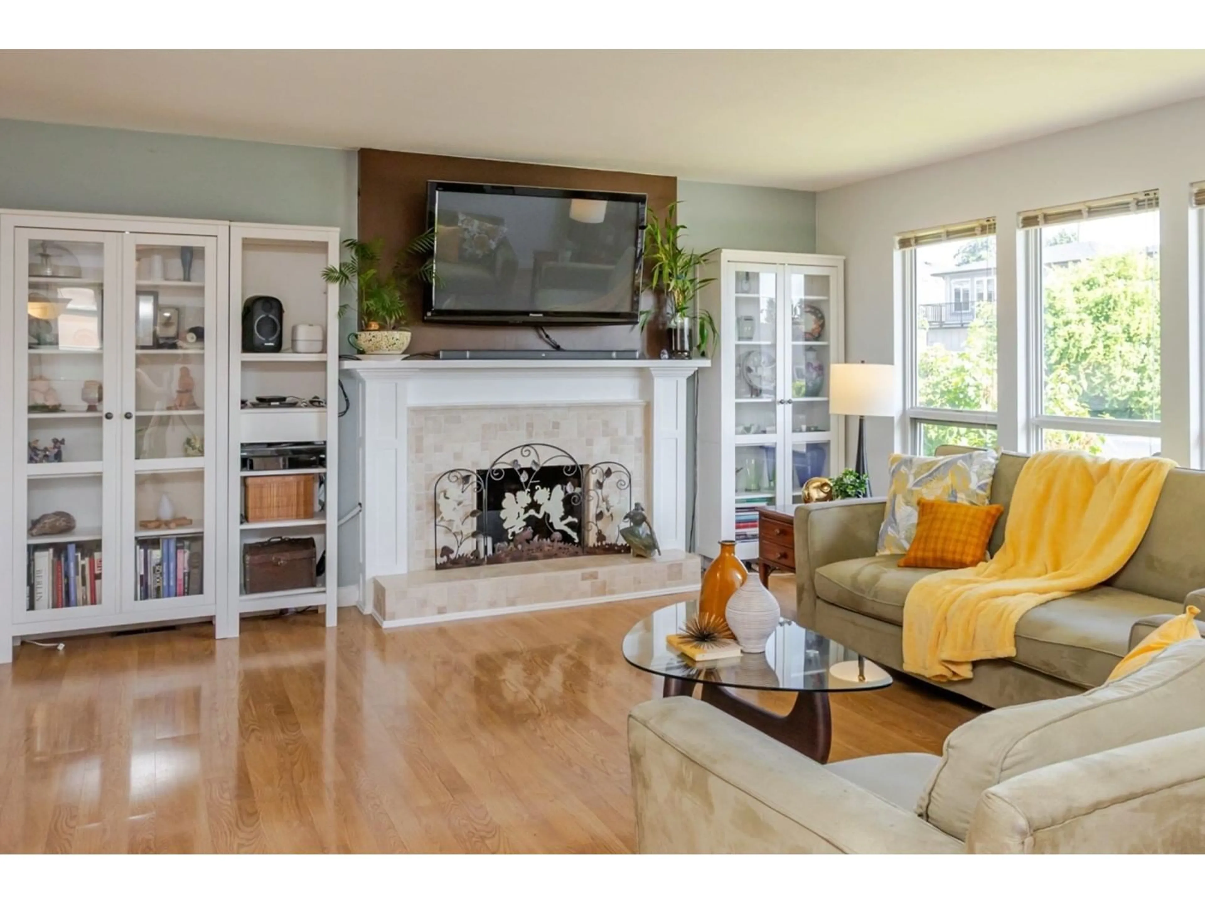 Living room with furniture, wood/laminate floor for 11371 87A, Delta British Columbia V4C3A7