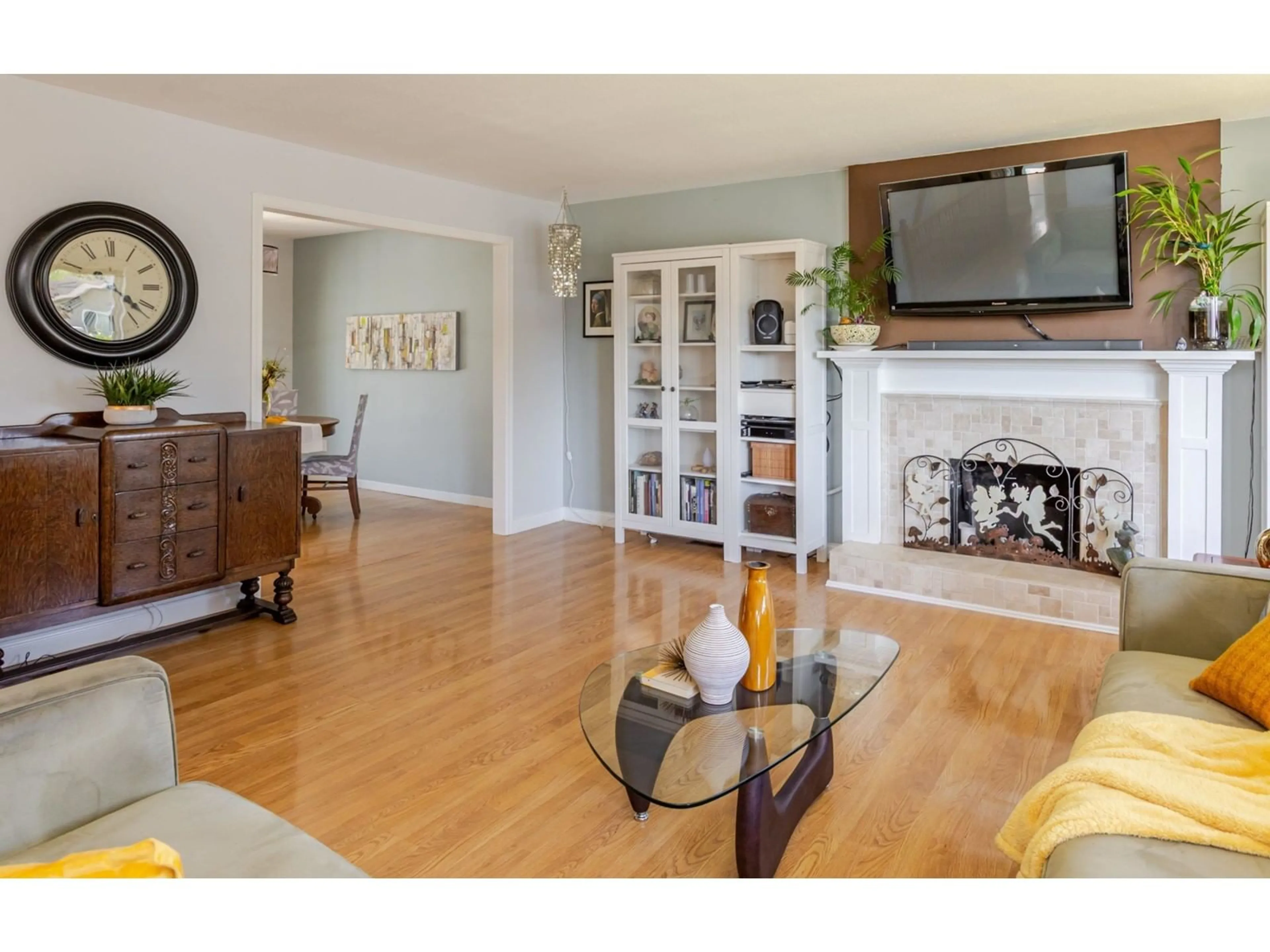 Living room with furniture, wood/laminate floor for 11371 87A, Delta British Columbia V4C3A7