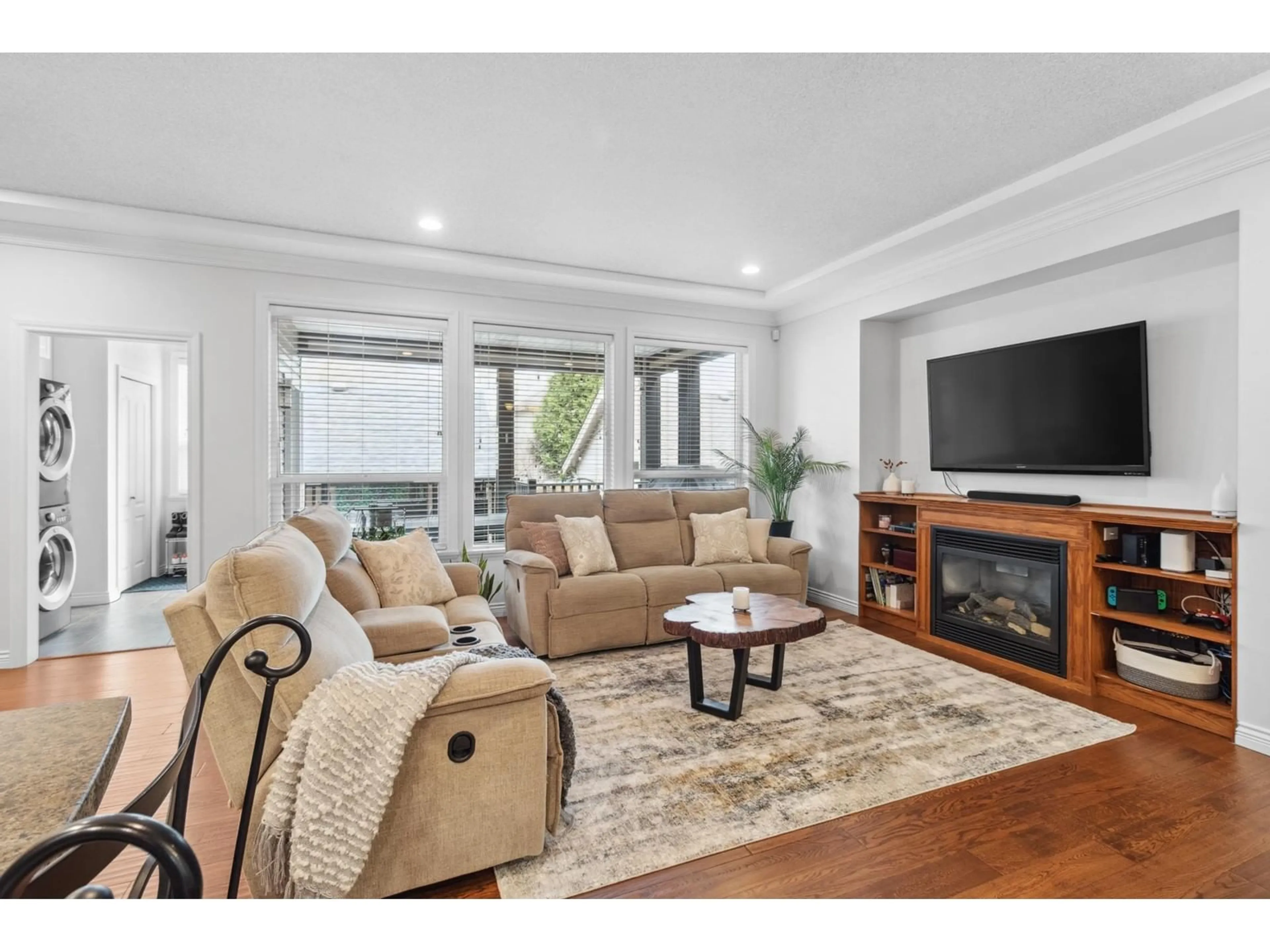 Living room with furniture, wood/laminate floor for 21215 83, Langley British Columbia V2Y0C2