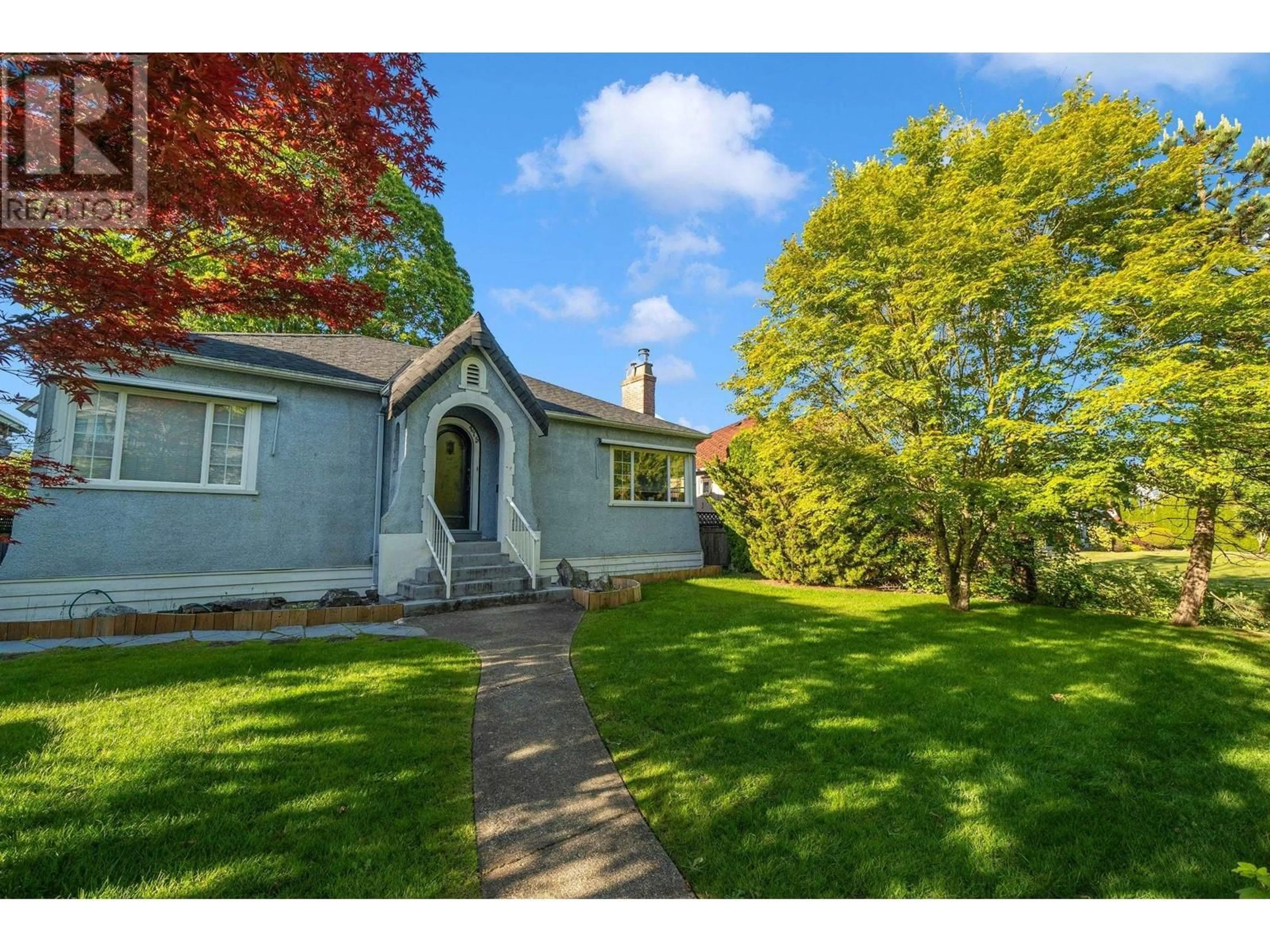 A pic from outside/outdoor area/front of a property/back of a property/a pic from drone, street for 275 KING EDWARD AVENUE, Vancouver British Columbia V6J1A3