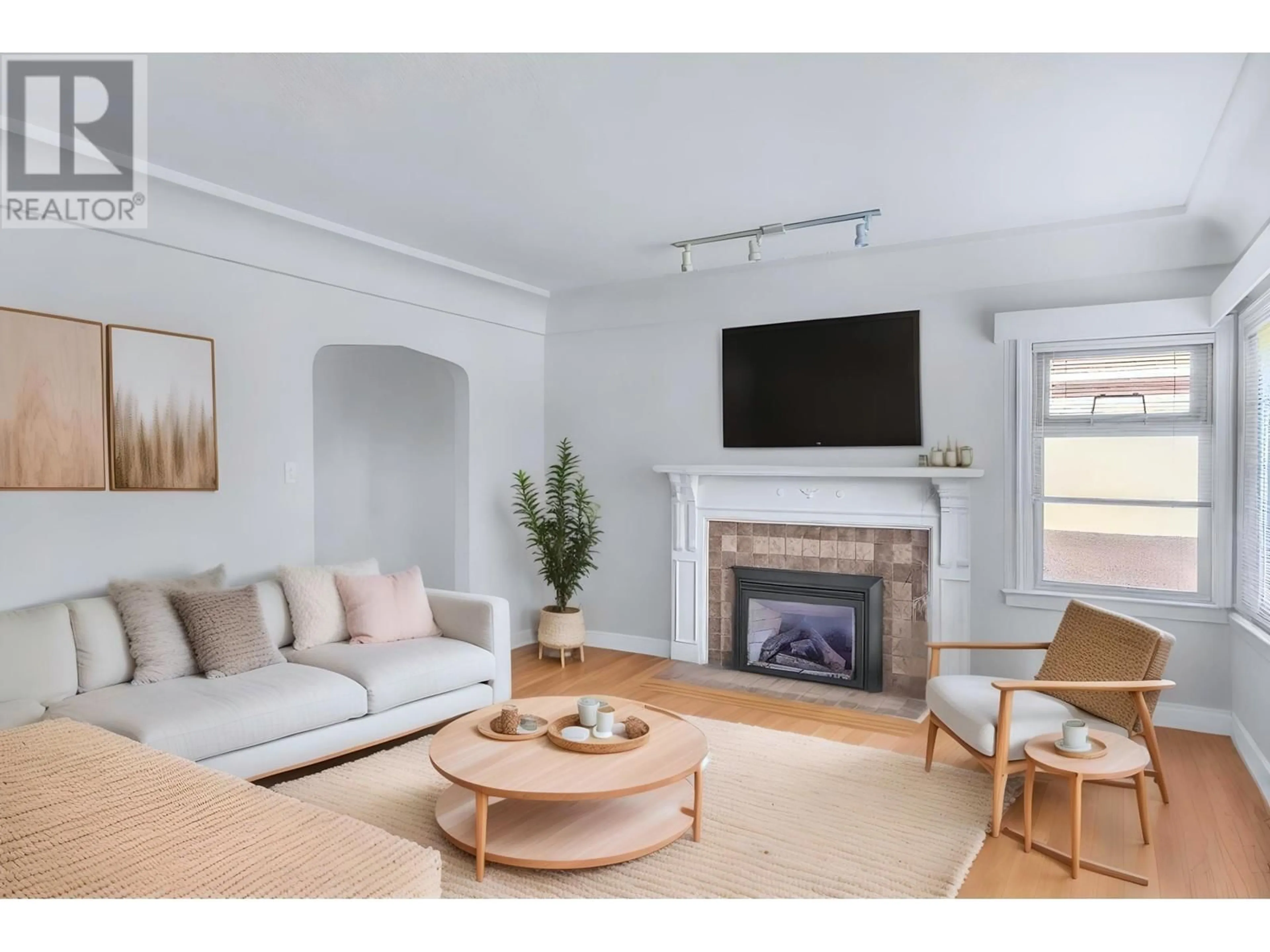 Living room with furniture, unknown for 275 KING EDWARD AVENUE, Vancouver British Columbia V6J1A3