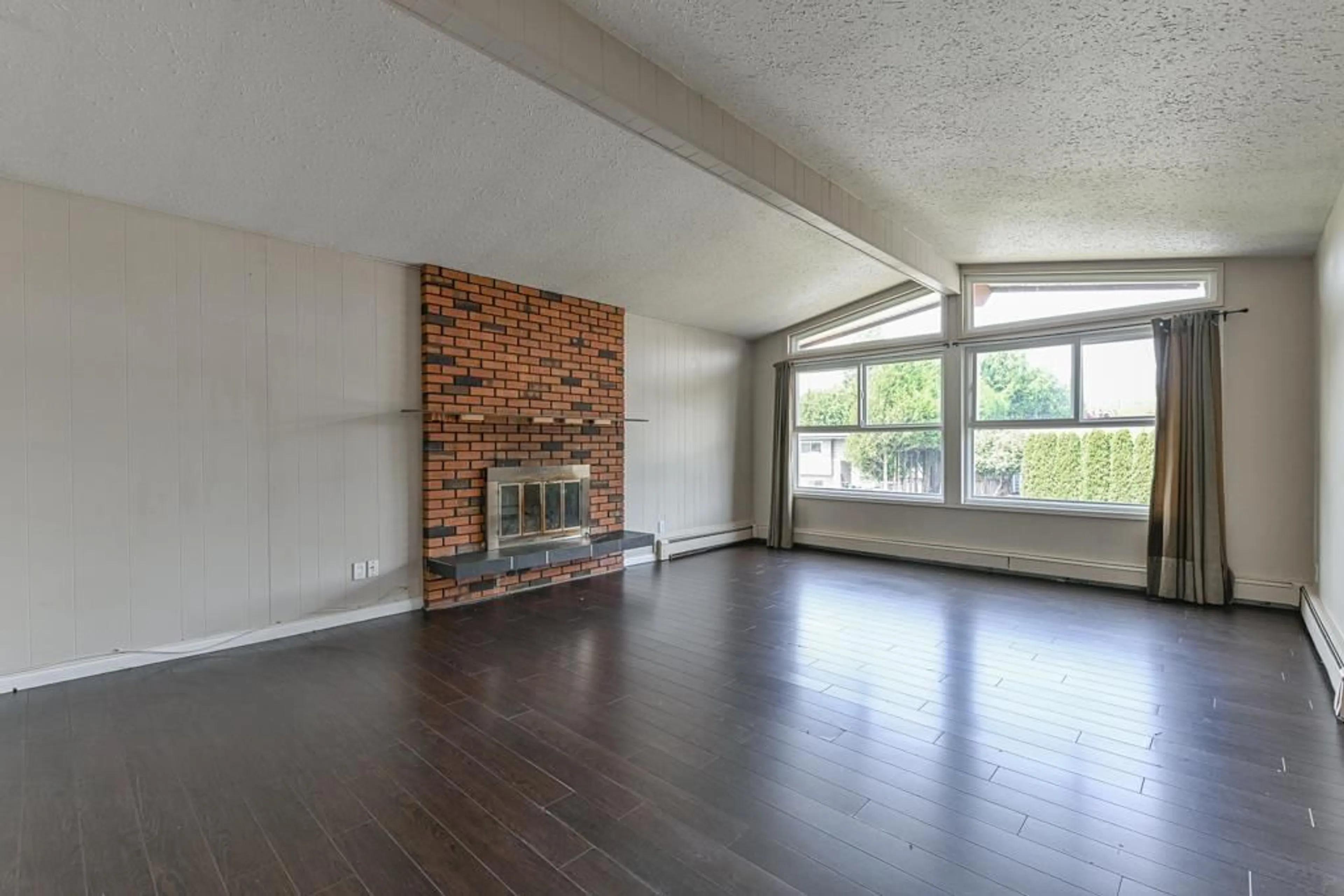 Living room with furniture, unknown for 31988 ORIOLE, Mission British Columbia V2V1Y6
