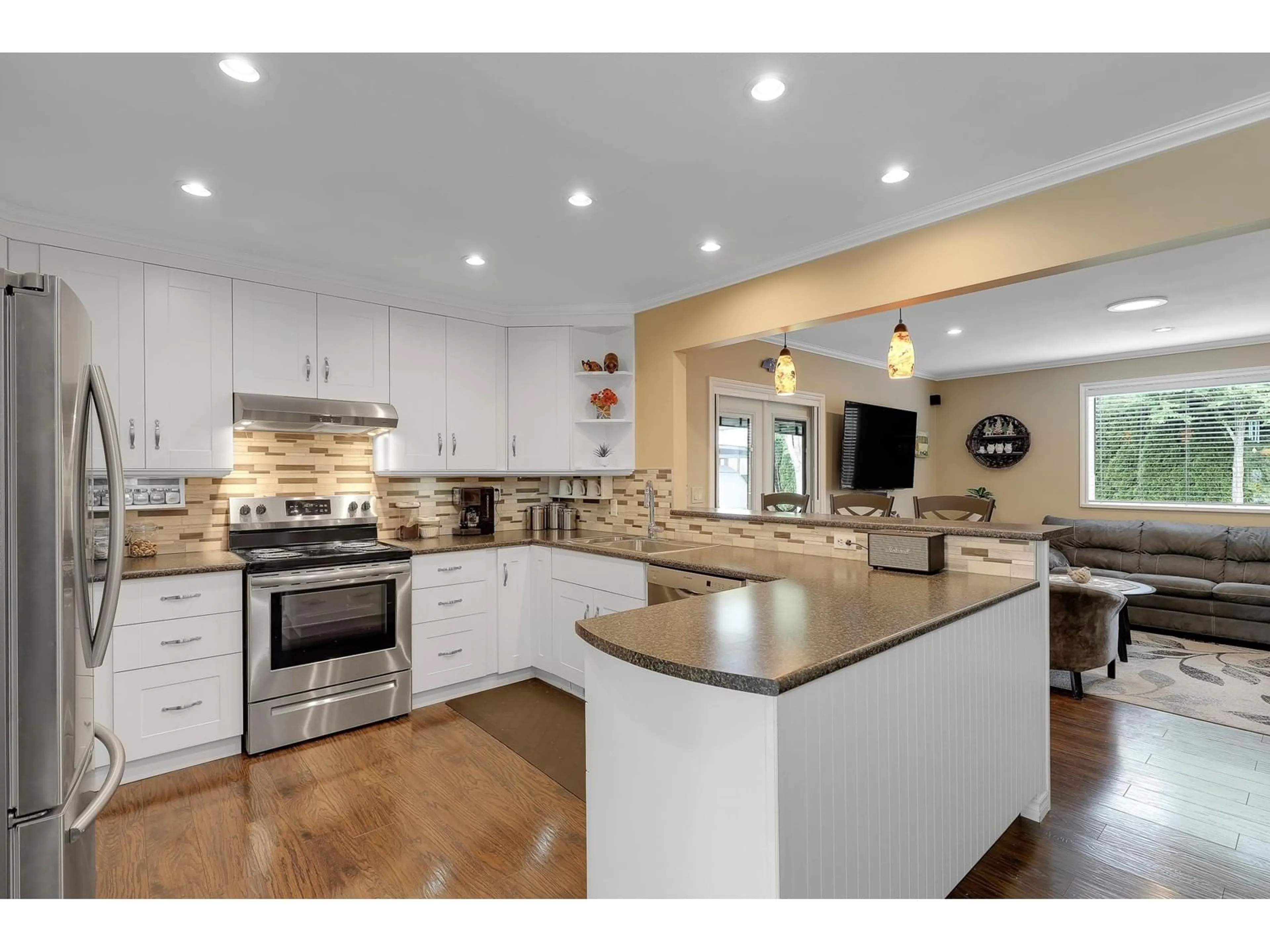 Open concept kitchen, unknown for 6359 172A, Surrey British Columbia V3S6V4