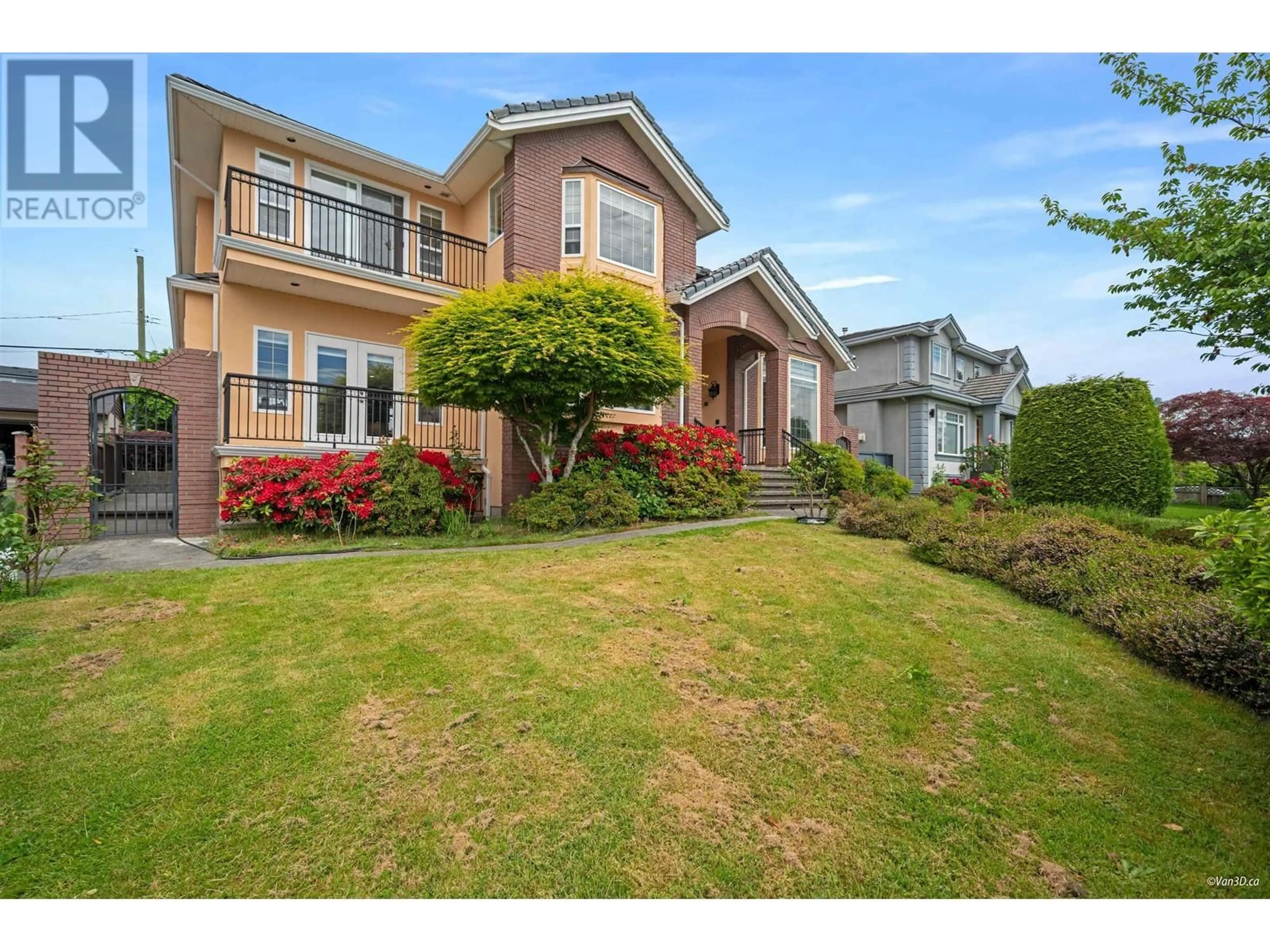 A pic from outside/outdoor area/front of a property/back of a property/a pic from drone, street for 6589 KITCHENER STREET, Burnaby British Columbia V5B2J7