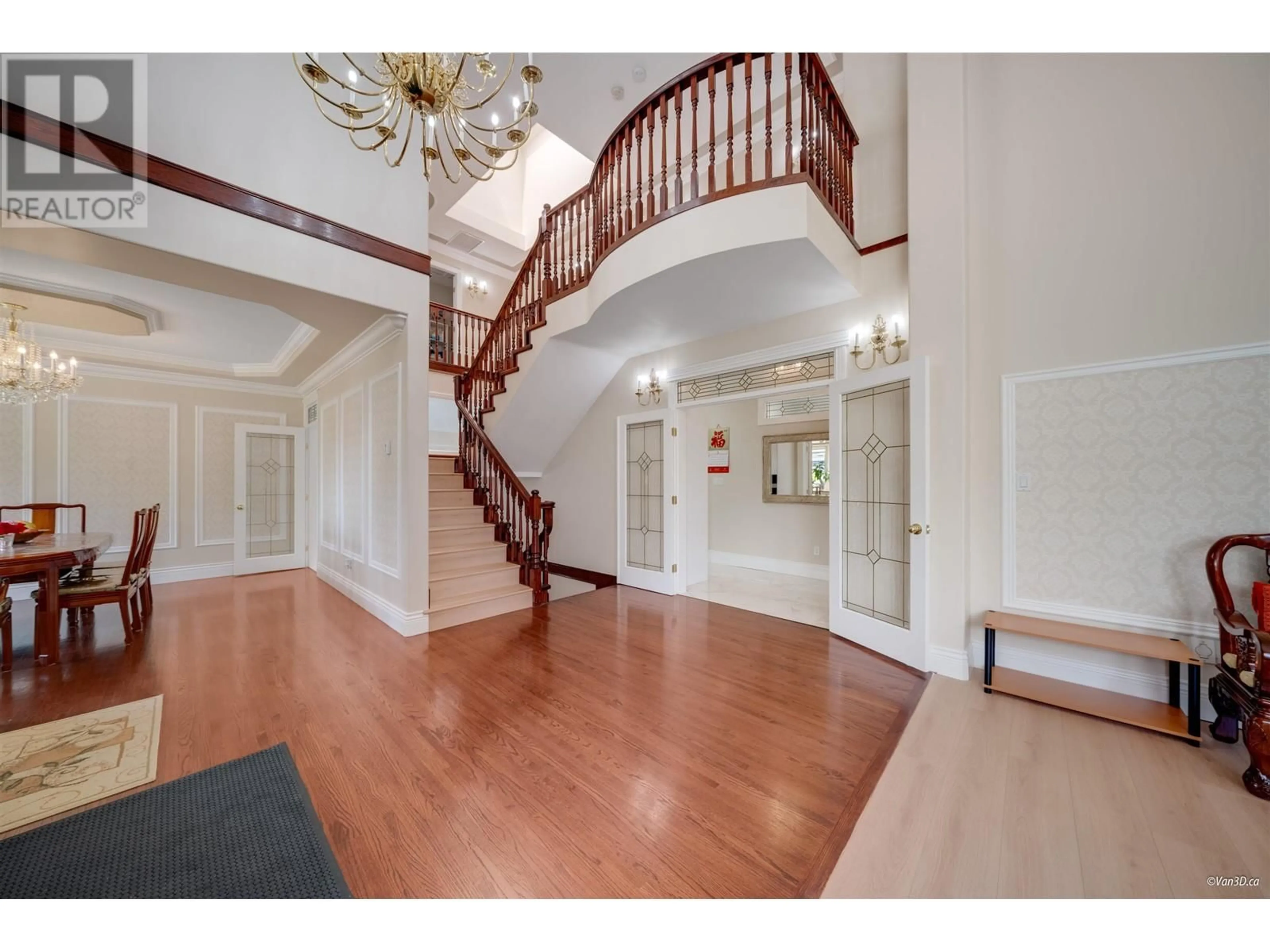 Indoor foyer for 6589 KITCHENER STREET, Burnaby British Columbia V5B2J7
