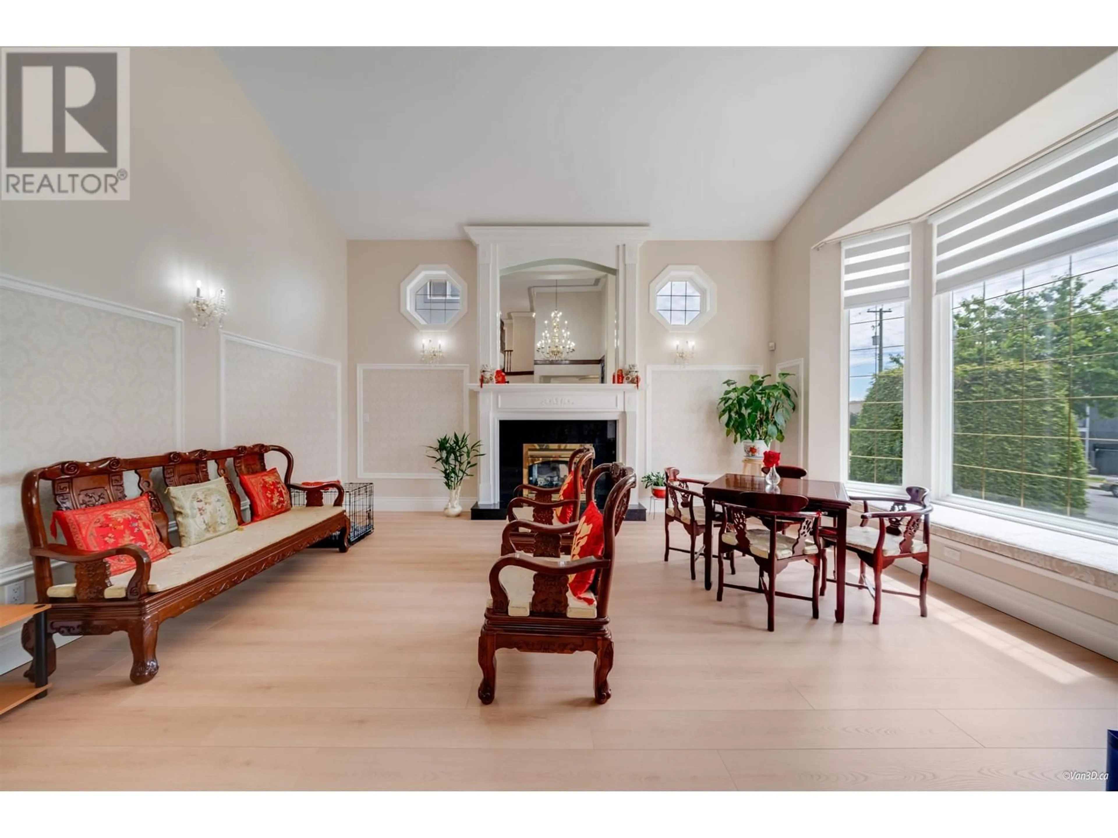 Living room with furniture, unknown for 6589 KITCHENER STREET, Burnaby British Columbia V5B2J7