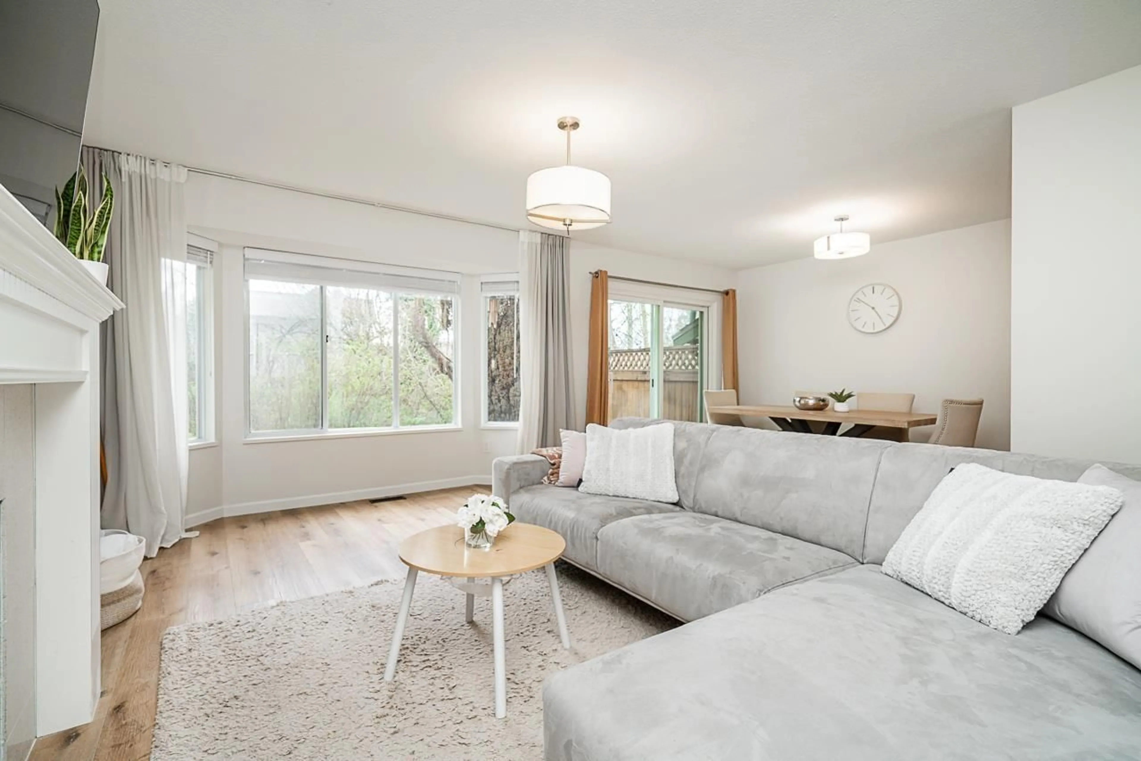 Living room with furniture, wood/laminate floor for 46 - 8863 216, Langley British Columbia V1M2G9