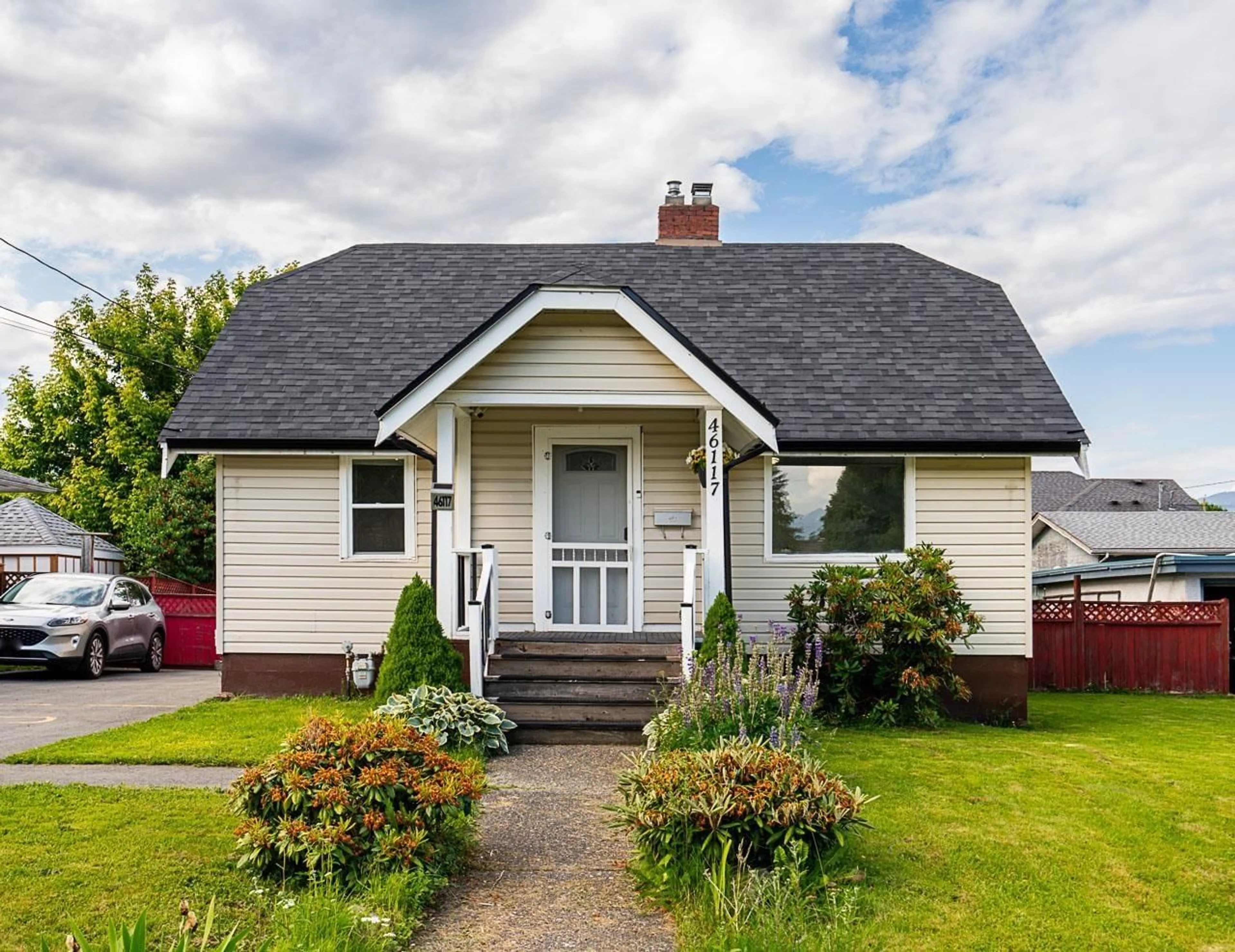 Home with vinyl exterior material, street for 46117 REECE AVENUE, Chilliwack British Columbia V2P3A6
