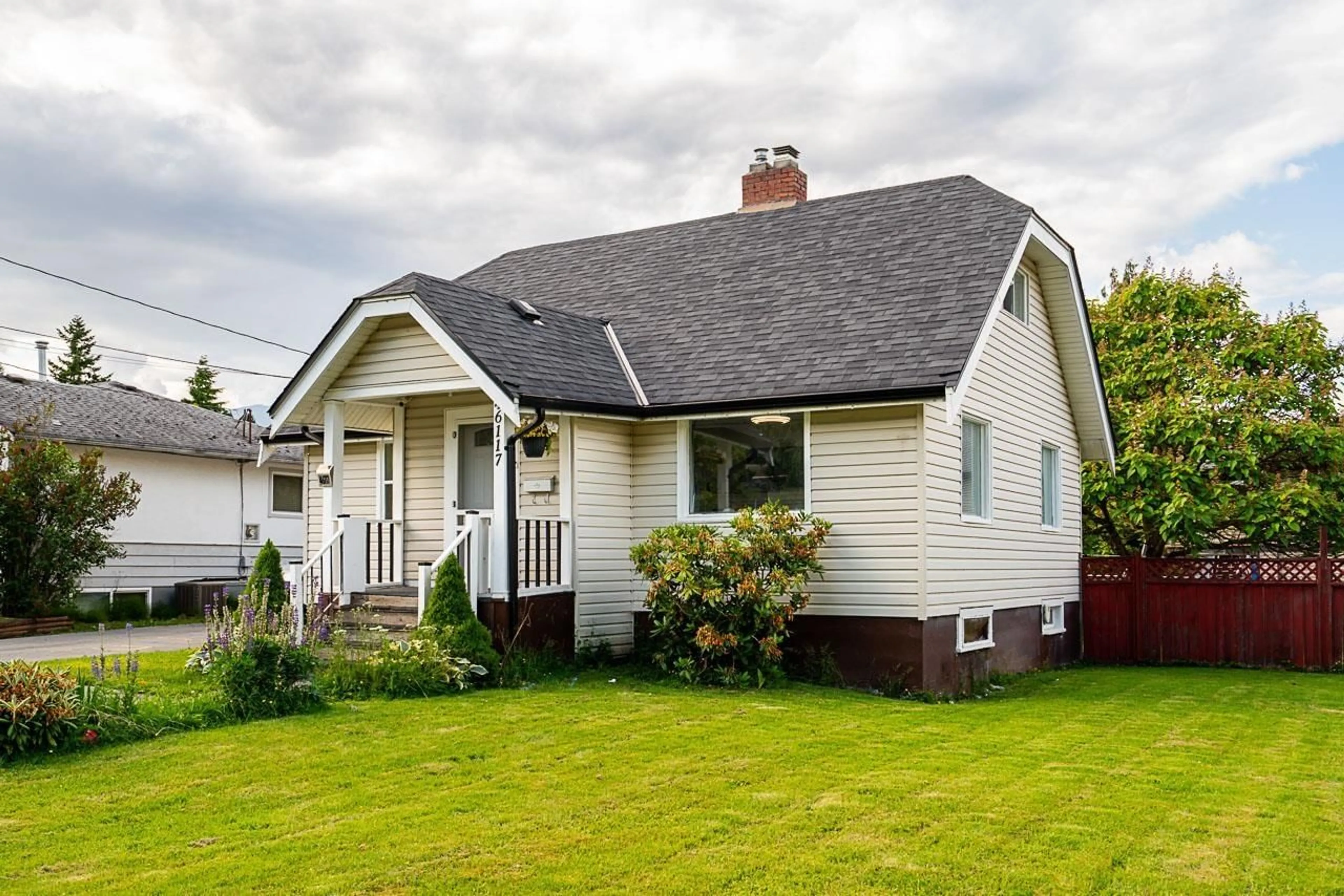 Home with vinyl exterior material, street for 46117 REECE AVENUE, Chilliwack British Columbia V2P3A6