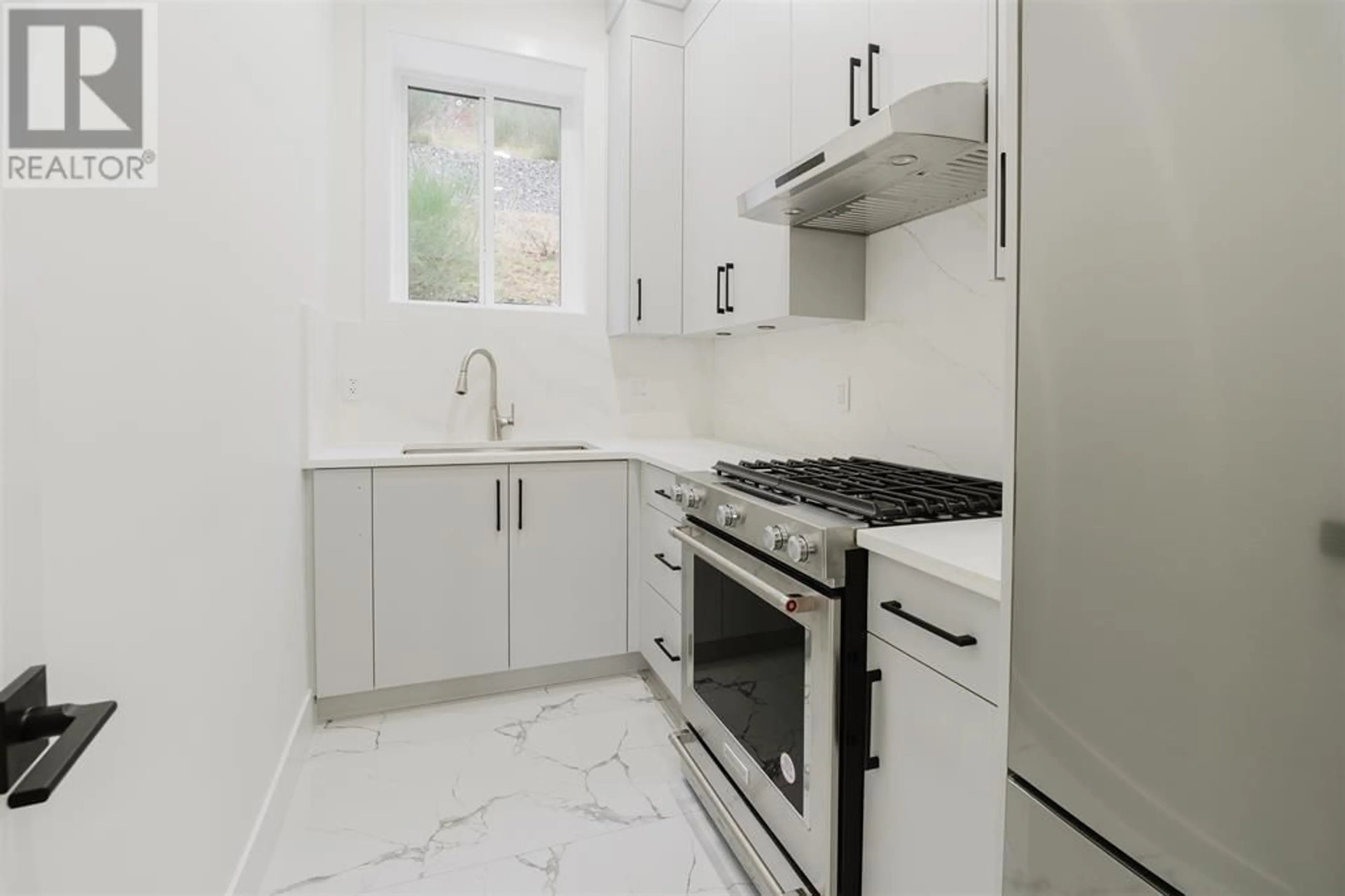 Standard kitchen, ceramic/tile floor for 2267 MONASHEE COURT, Coquitlam British Columbia V3K6T2