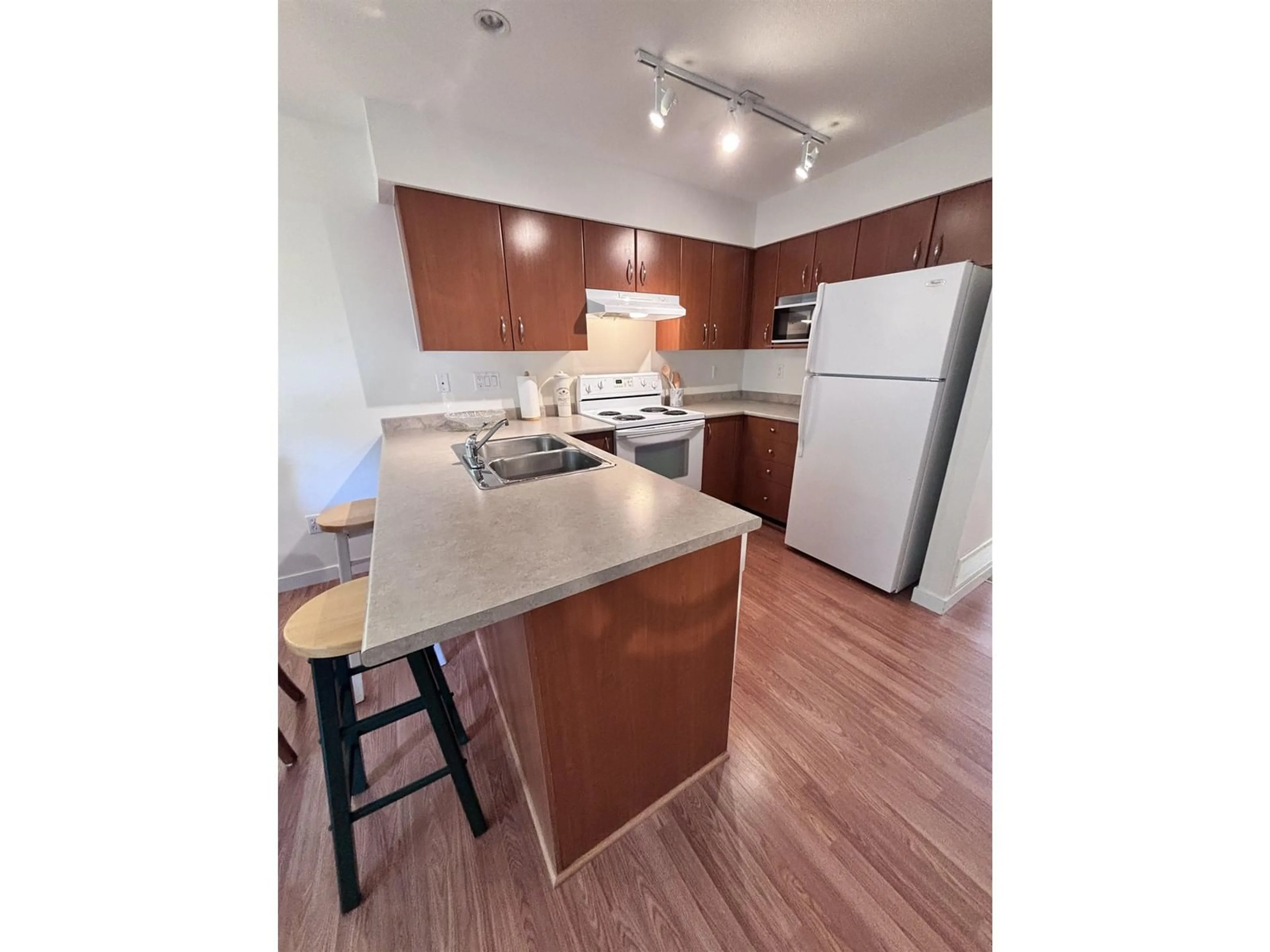 Standard kitchen, wood/laminate floor for 36 - 12040 68, Surrey British Columbia V3W1P5