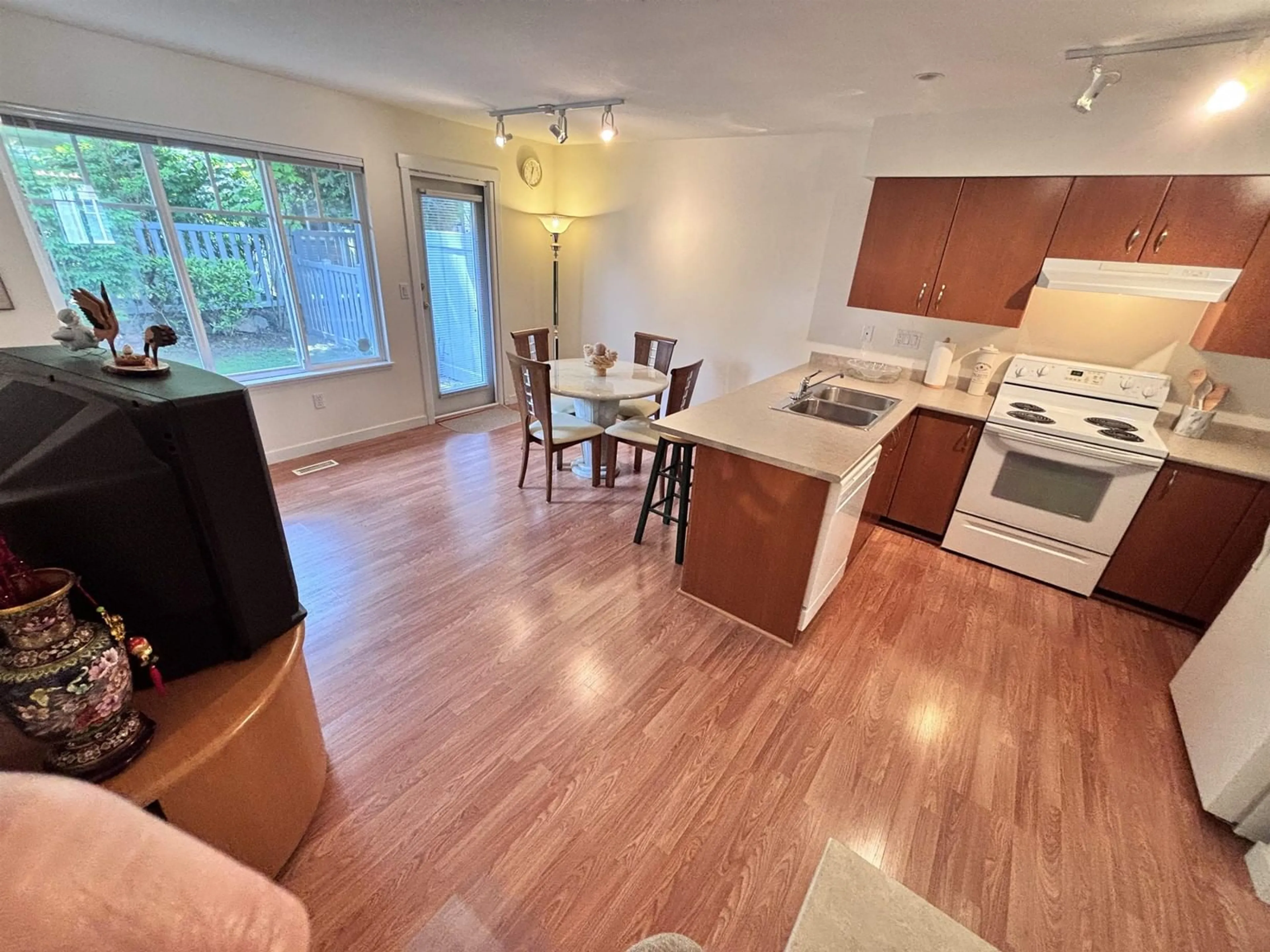 Open concept kitchen, wood/laminate floor for 36 - 12040 68, Surrey British Columbia V3W1P5