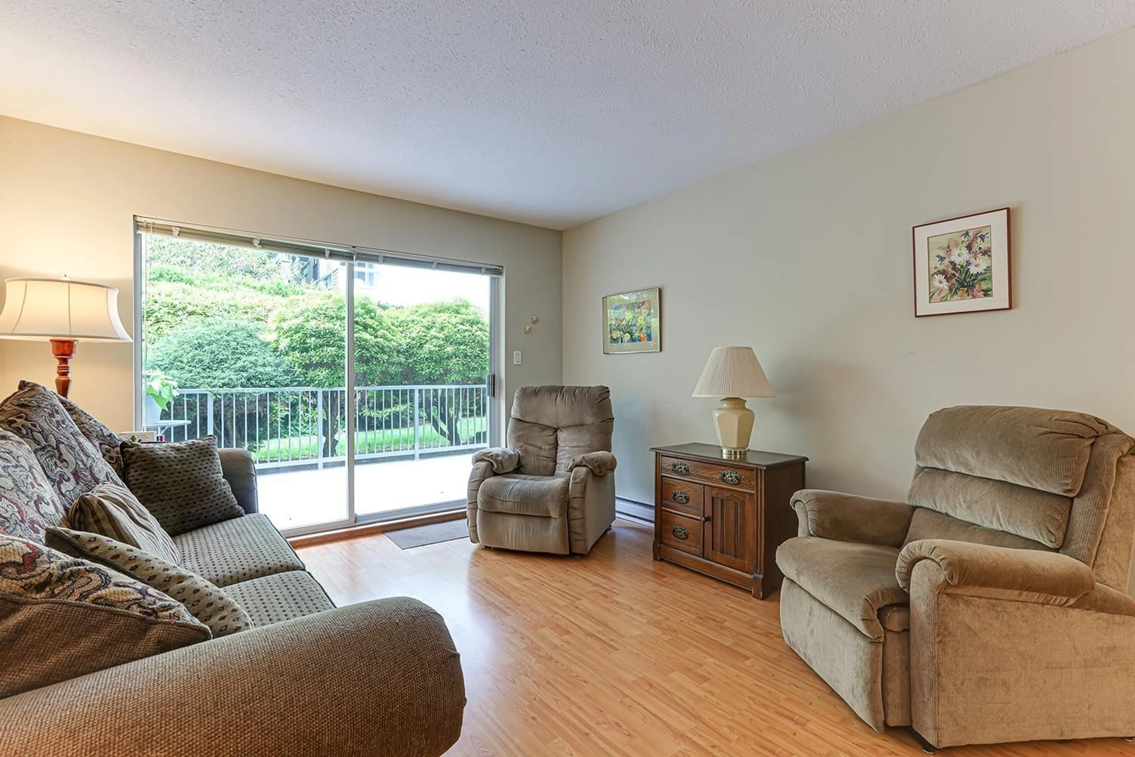 Living room with furniture, wood/laminate floor for 105 - 1459 BLACKWOOD, White Rock British Columbia V4B3V6