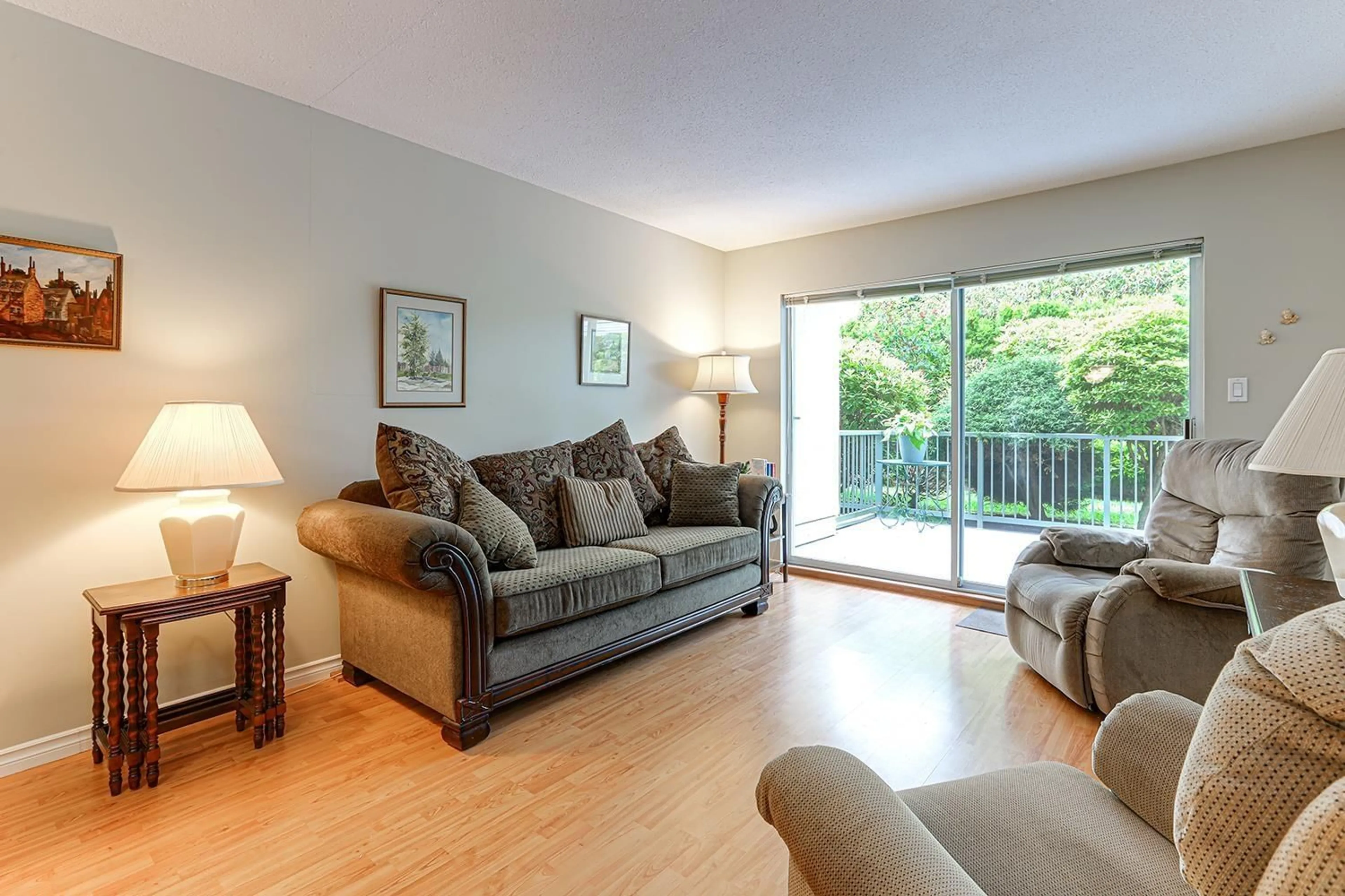 Living room with furniture, wood/laminate floor for 105 - 1459 BLACKWOOD, White Rock British Columbia V4B3V6