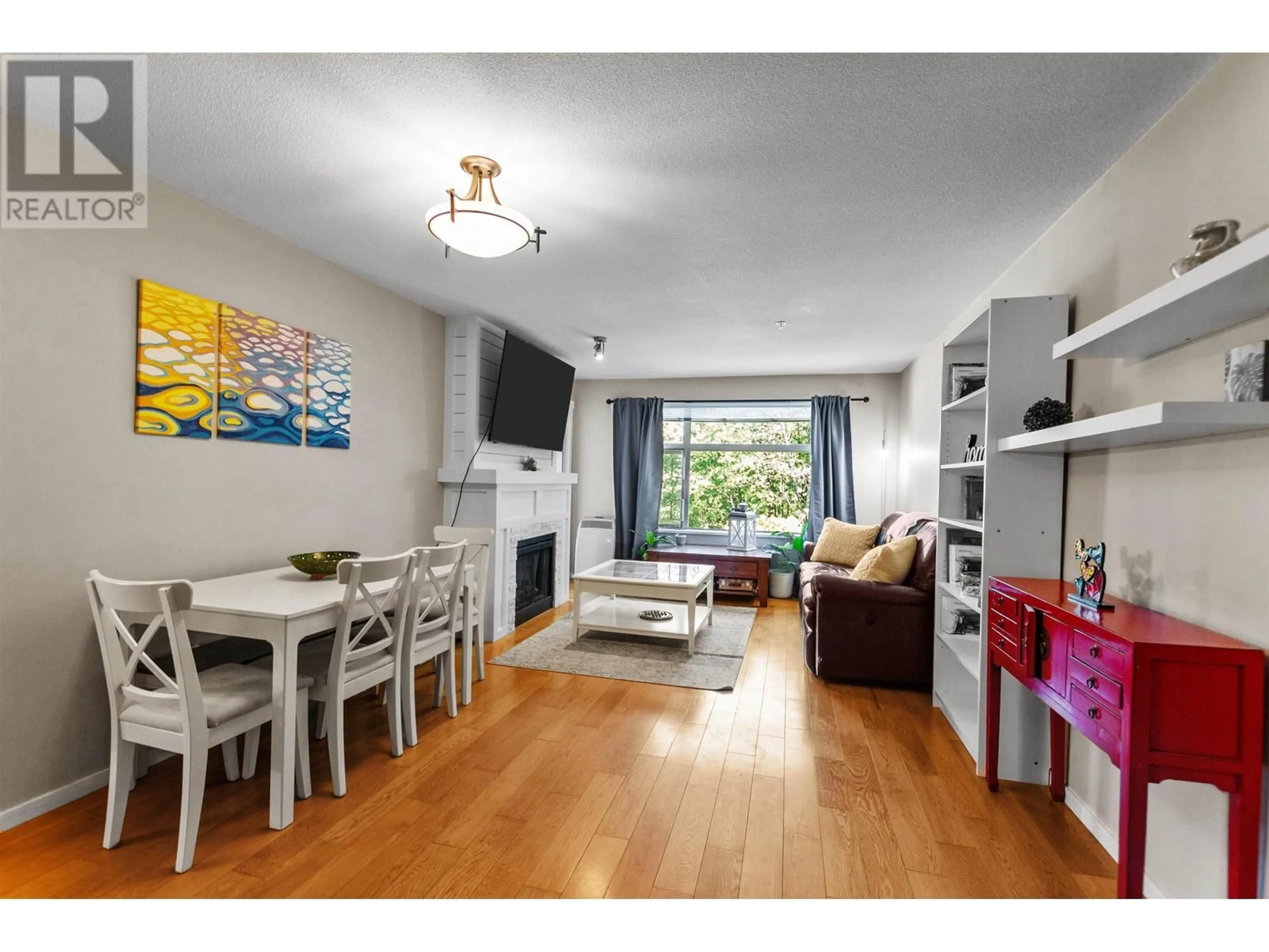 Living room with furniture, wood/laminate floor for 315 - 400 KLAHANIE DRIVE, Port Moody British Columbia V3H5K9