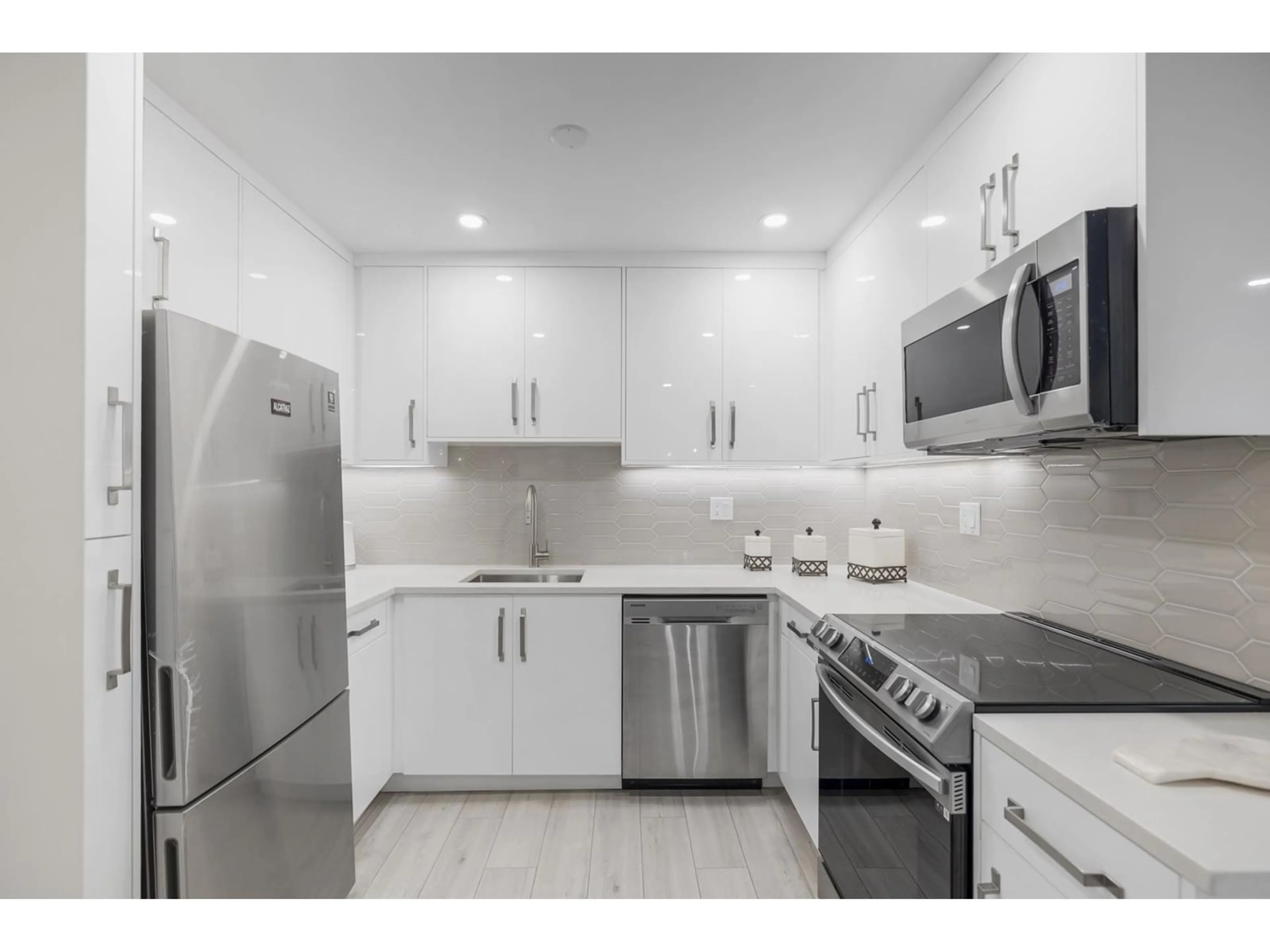Standard kitchen, unknown for 106 - 5379 205, Langley British Columbia V3A7V7