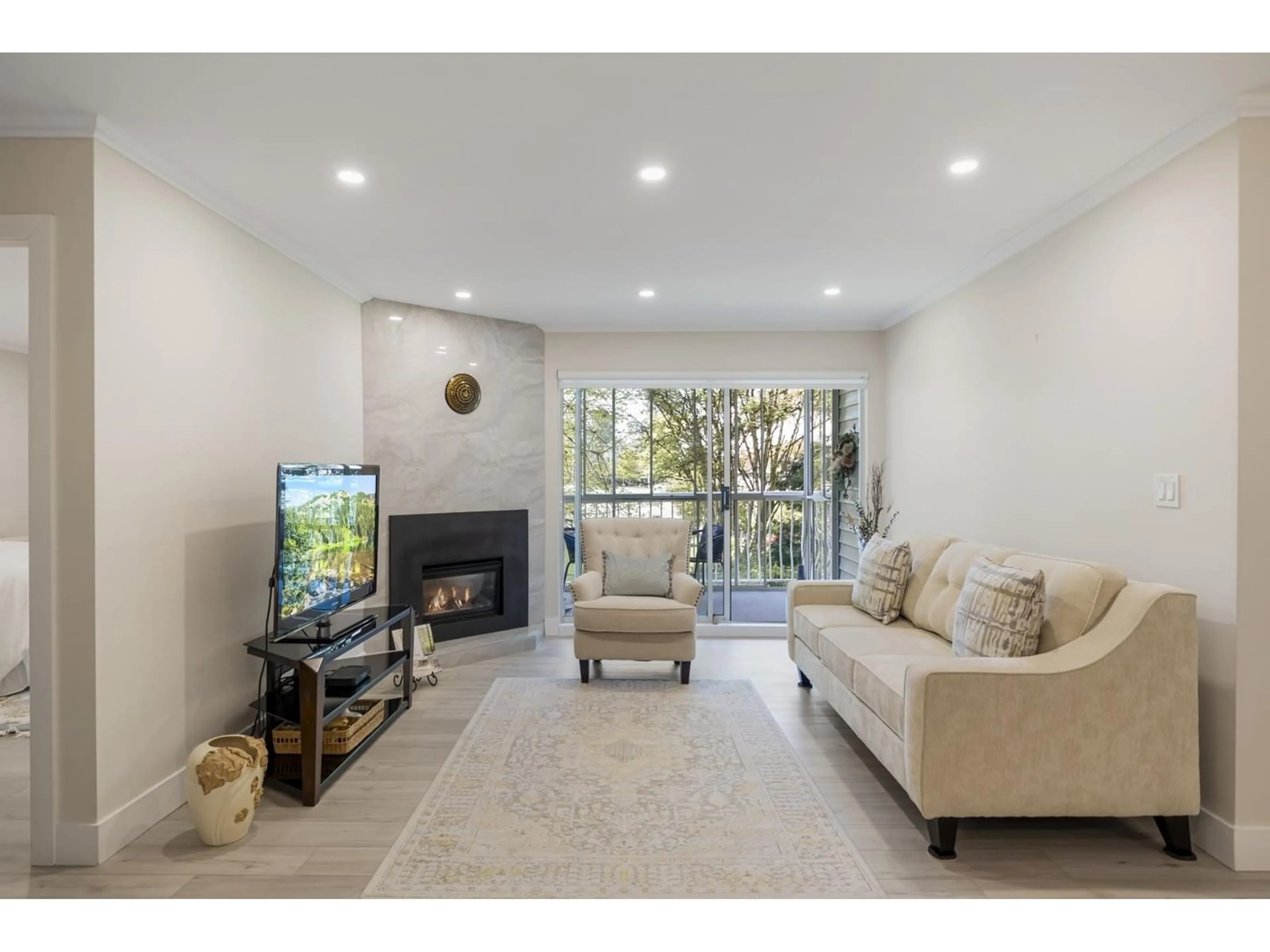 Living room with furniture, unknown for 106 - 5379 205, Langley British Columbia V3A7V7