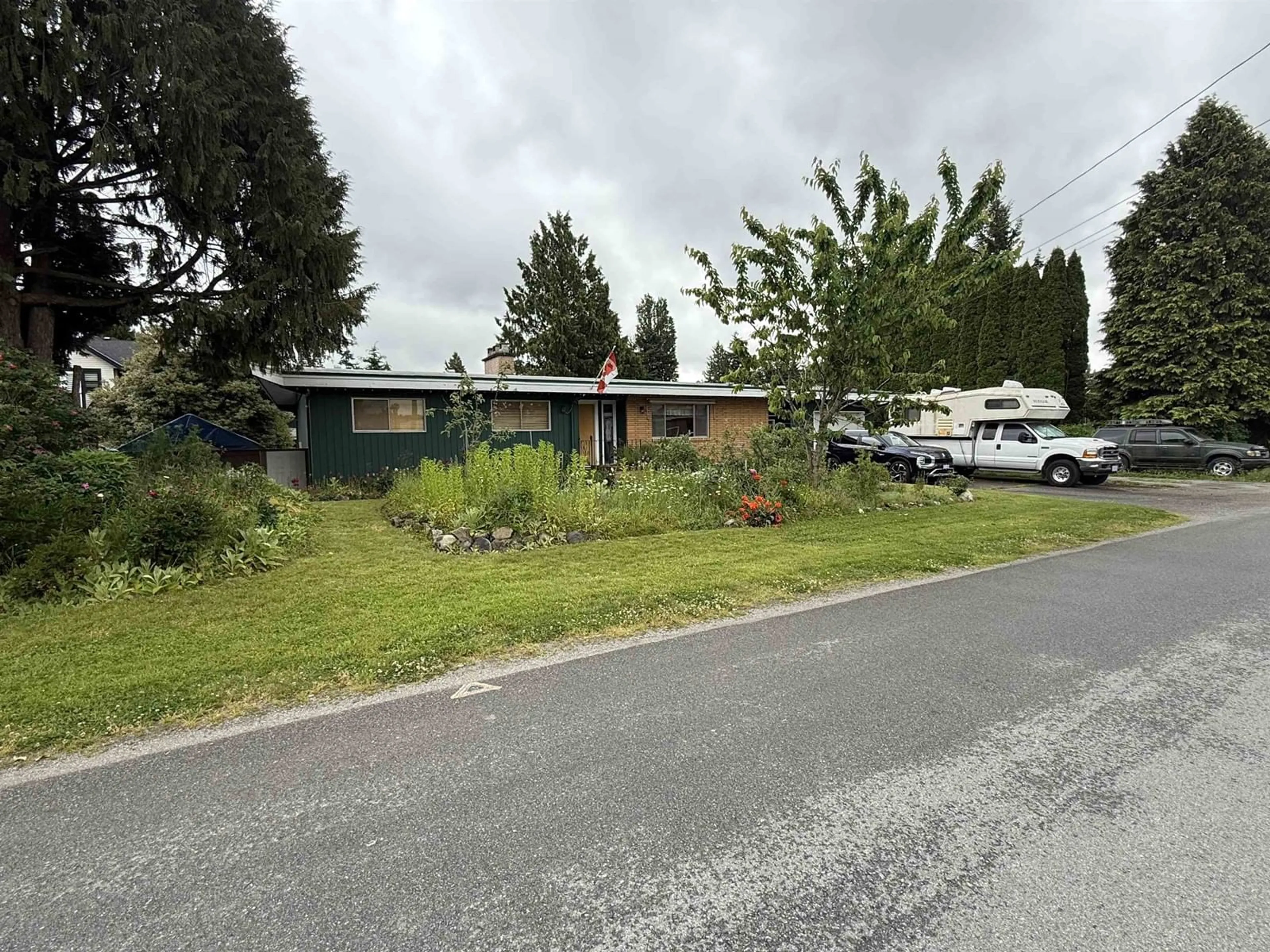 A pic from outside/outdoor area/front of a property/back of a property/a pic from drone, street for 2308 BAKERVIEW, Abbotsford British Columbia V2T3B4