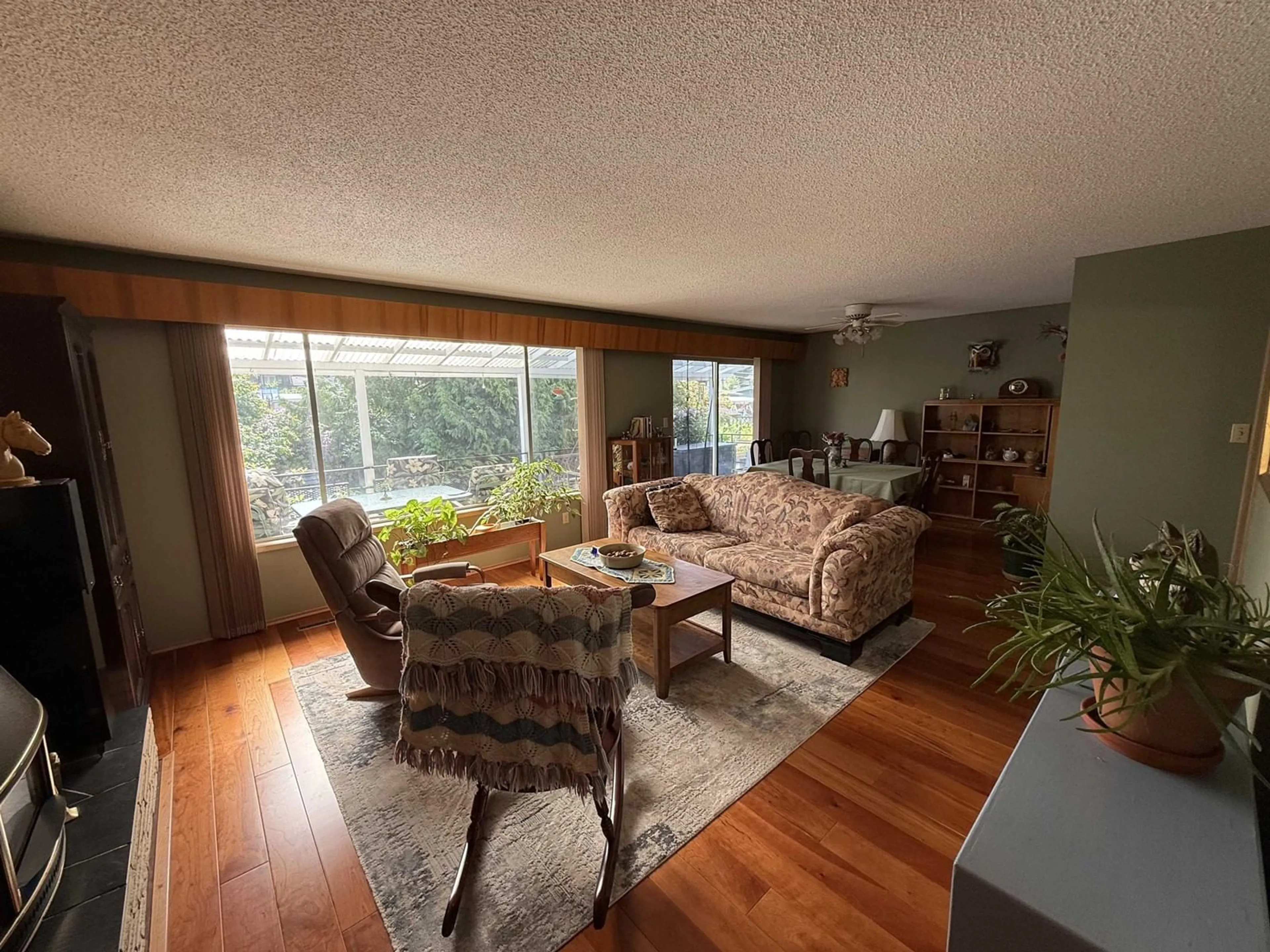 Living room with furniture, wood/laminate floor for 2308 BAKERVIEW, Abbotsford British Columbia V2T3B4