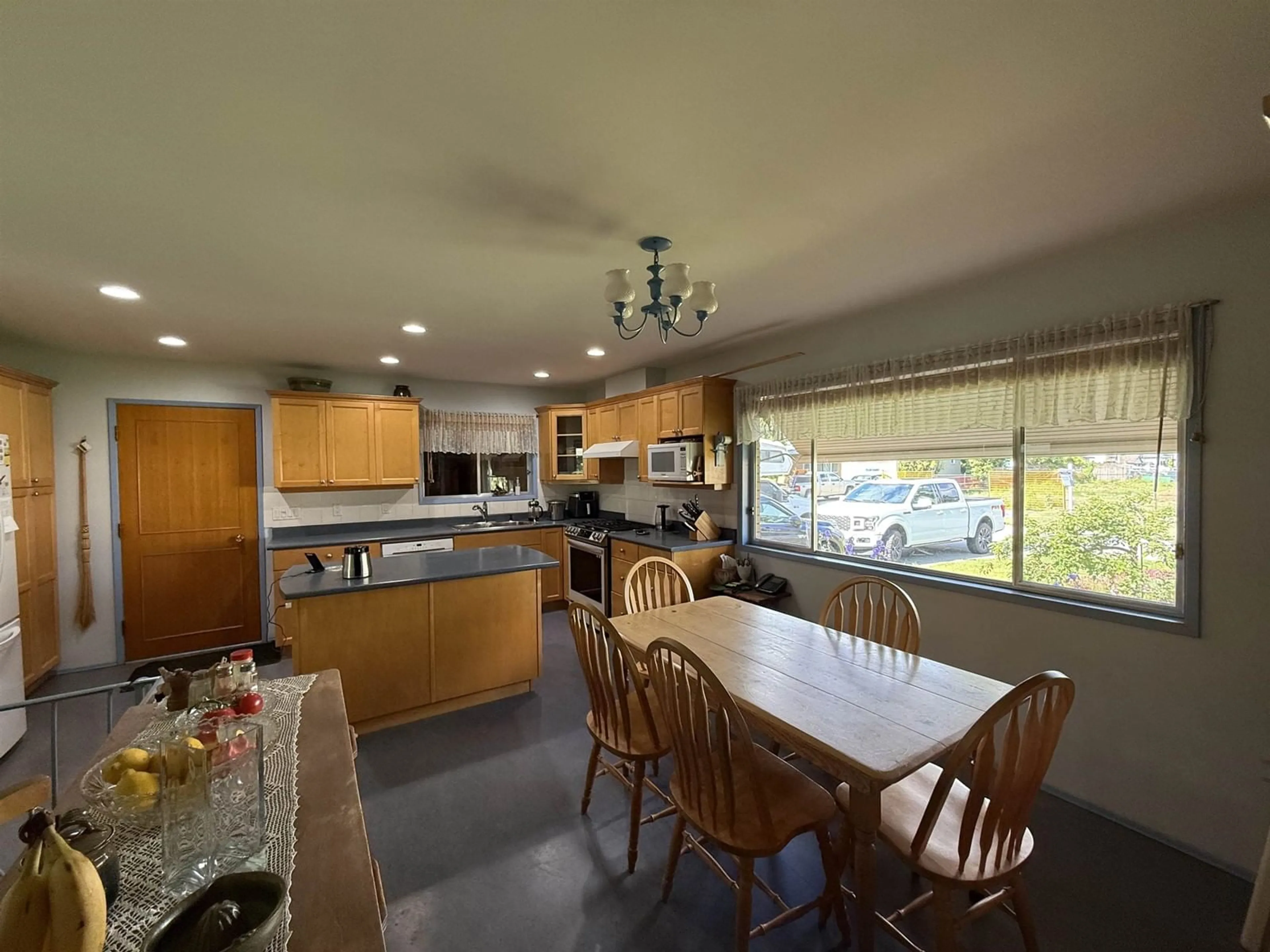 Open concept kitchen, unknown for 2308 BAKERVIEW, Abbotsford British Columbia V2T3B4