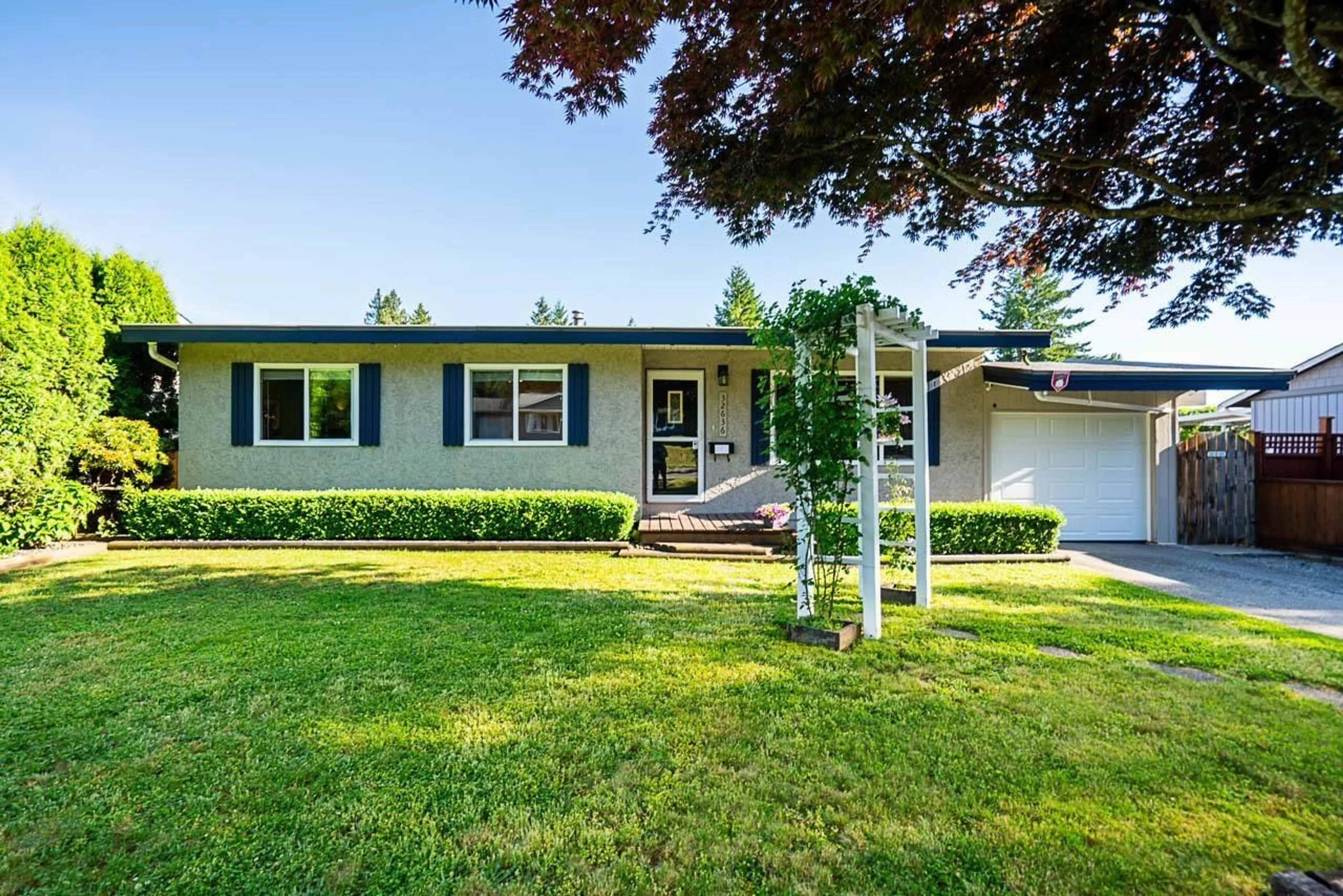 Home with vinyl exterior material, street for 32636 BADGER, Mission British Columbia V2V5H7