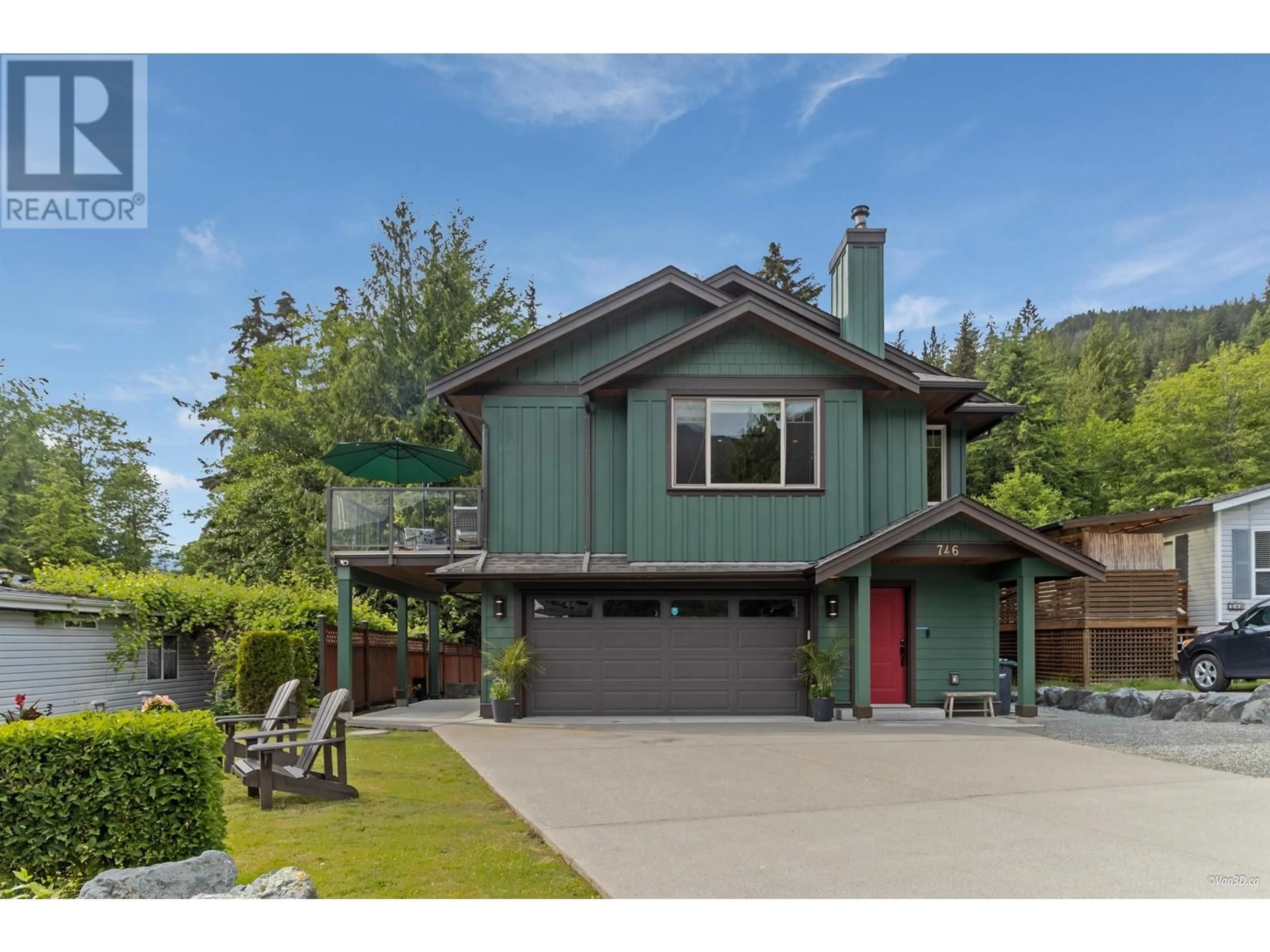 Home with vinyl exterior material, street for 746 UPPER CRESCENT, Squamish British Columbia V8E0V7