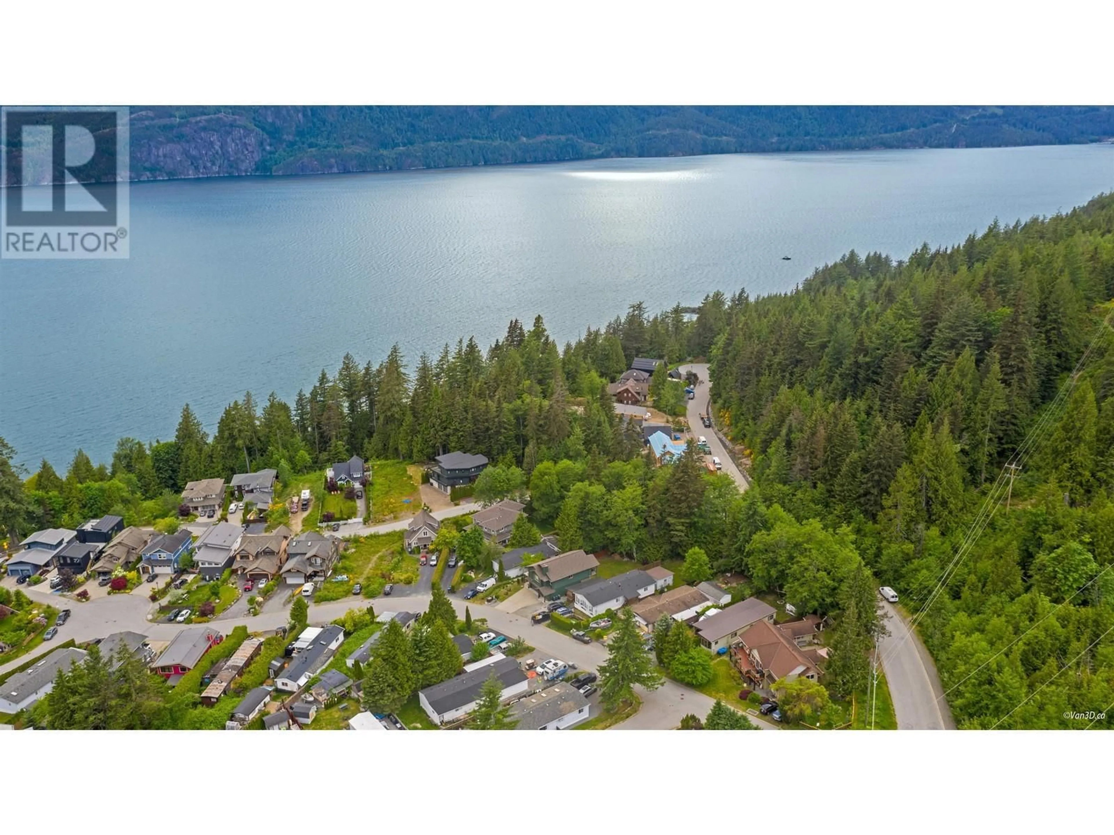 A pic from outside/outdoor area/front of a property/back of a property/a pic from drone, water/lake/river/ocean view for 746 UPPER CRESCENT, Squamish British Columbia V8E0V7