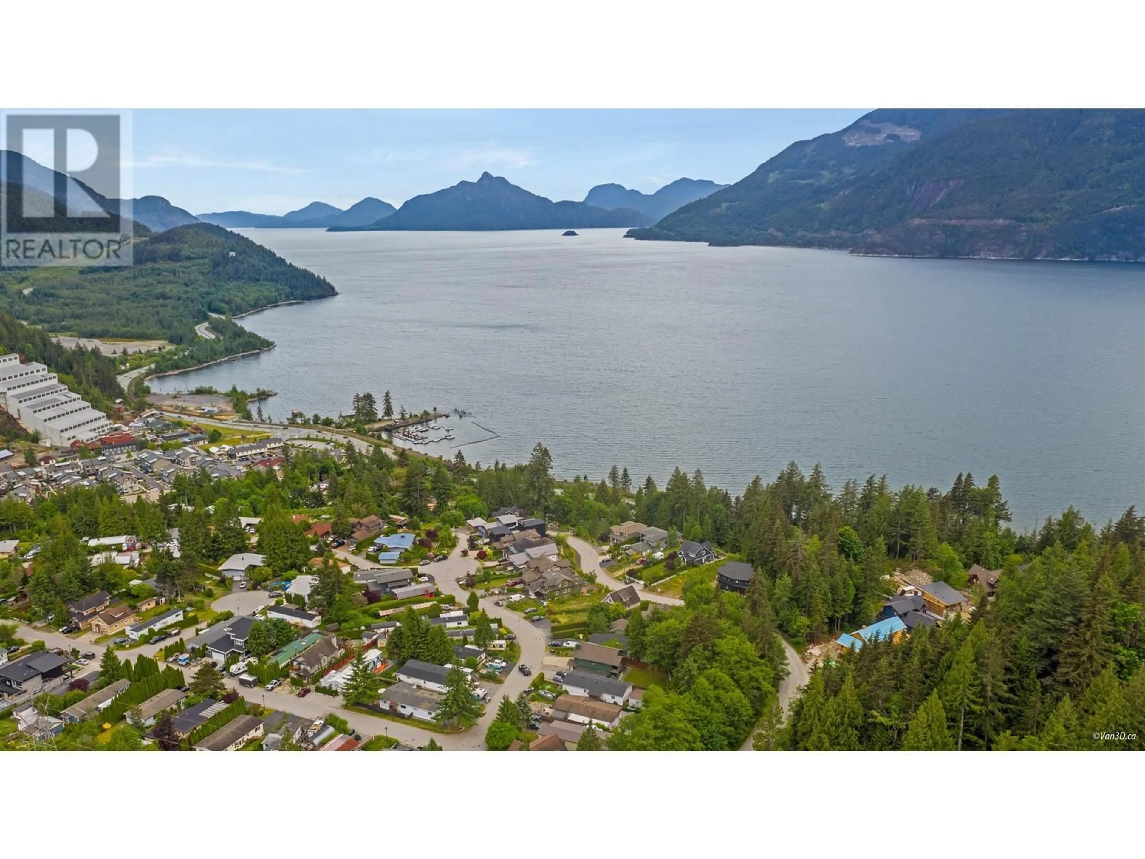 A pic from outside/outdoor area/front of a property/back of a property/a pic from drone, water/lake/river/ocean view for 746 UPPER CRESCENT, Squamish British Columbia V8E0V7