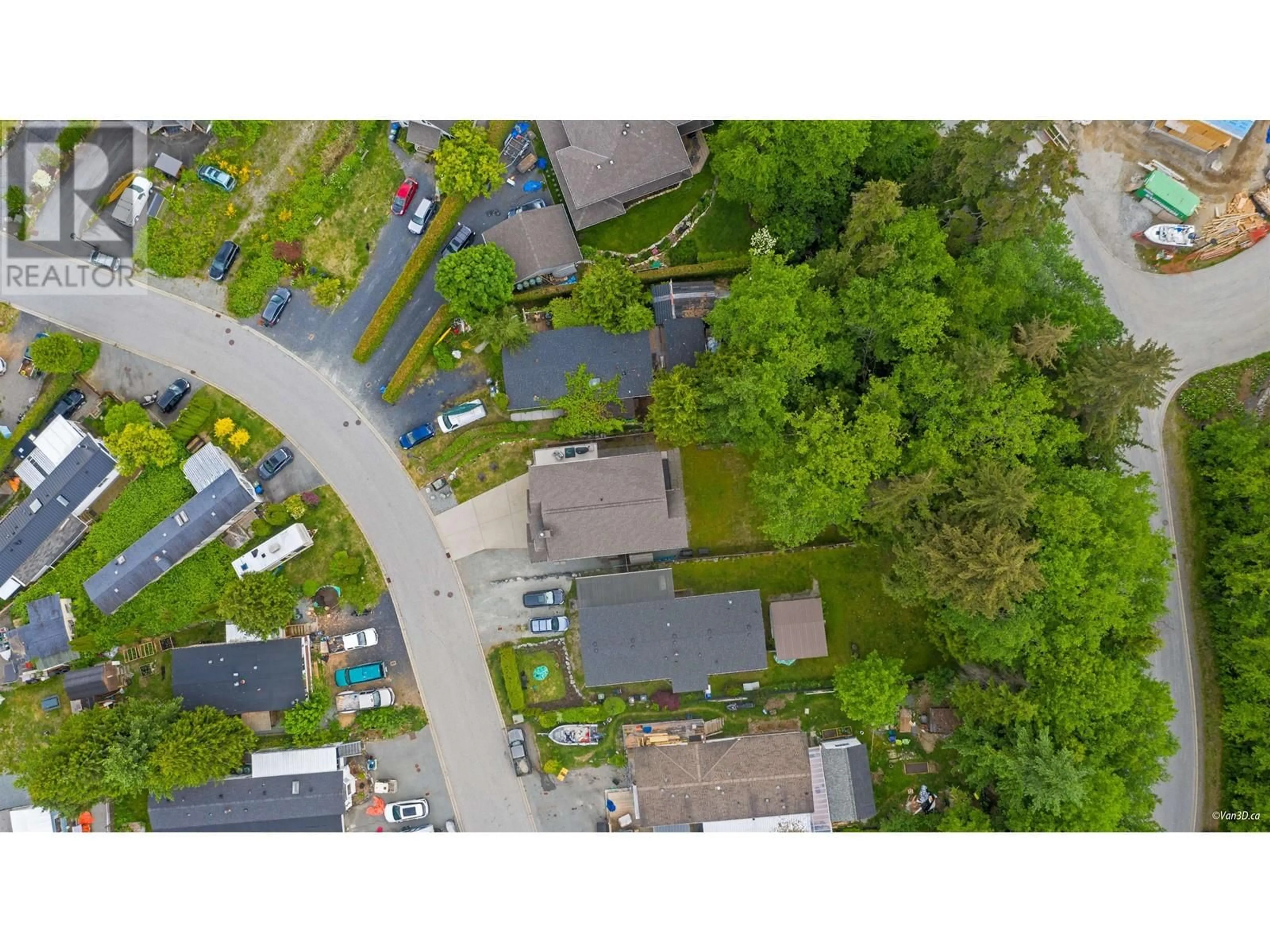 A pic from outside/outdoor area/front of a property/back of a property/a pic from drone, street for 746 UPPER CRESCENT, Squamish British Columbia V8E0V7
