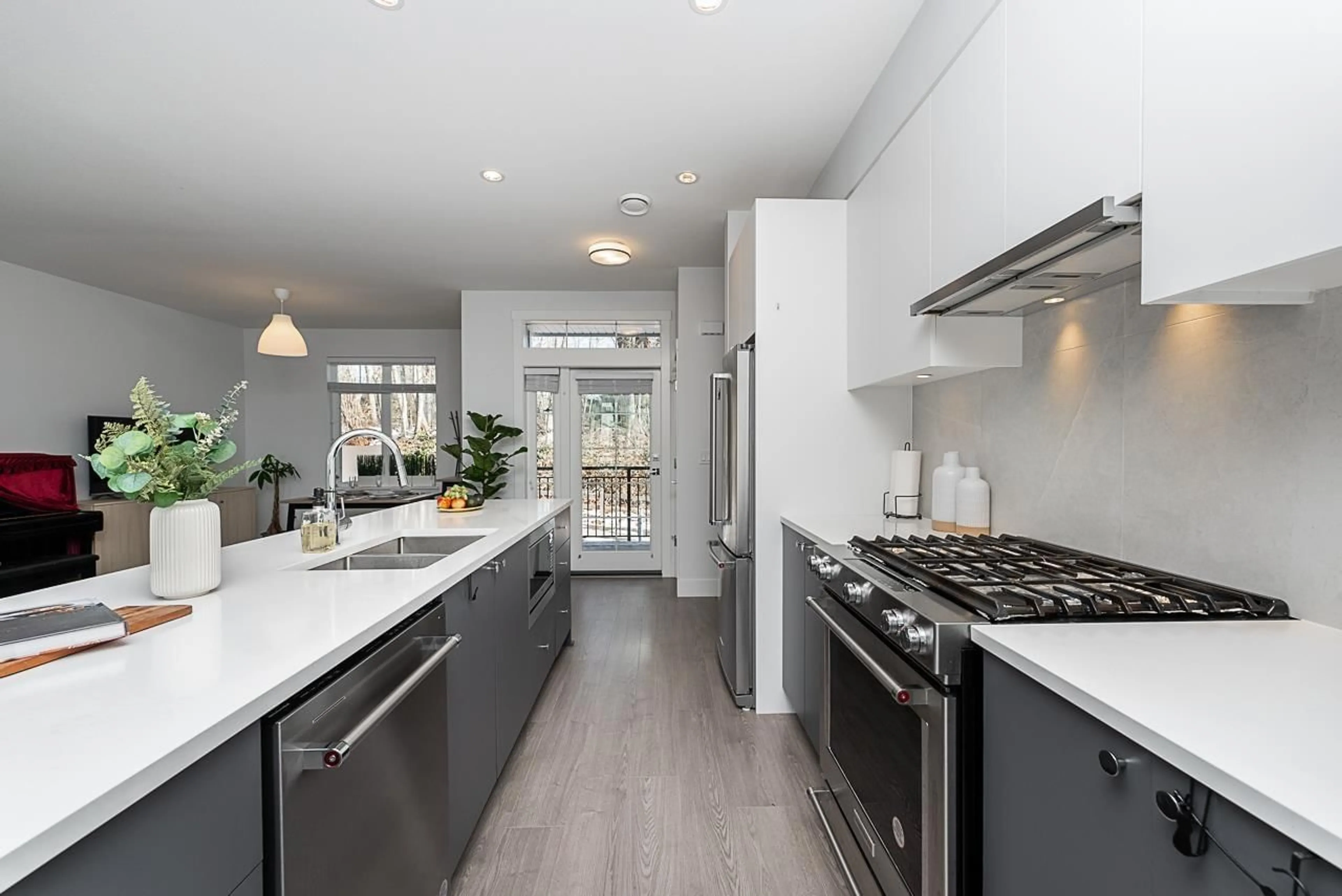 Contemporary kitchen, unknown for 47 - 2070 OAK MEADOWS, Surrey British Columbia V3Z1J1