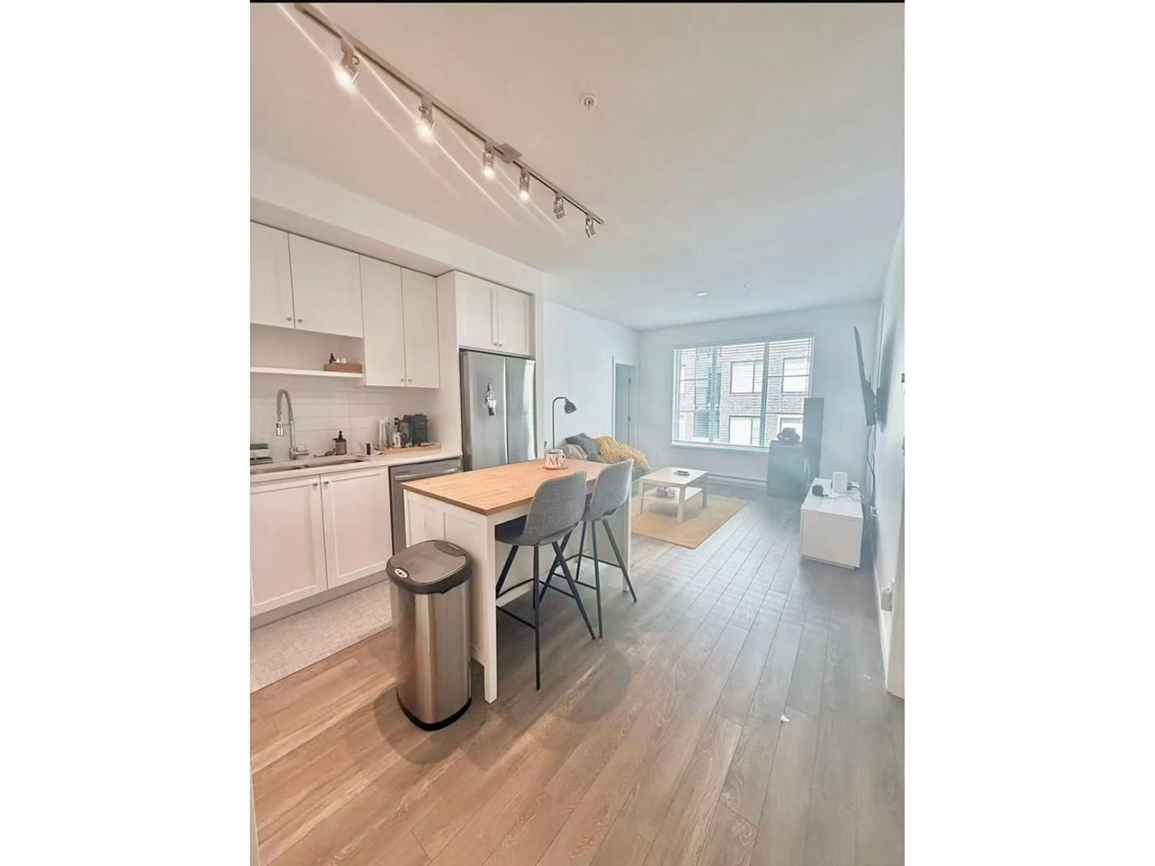 Open concept kitchen, wood/laminate floor for 302 - 15825 85, Surrey British Columbia V4N6W9