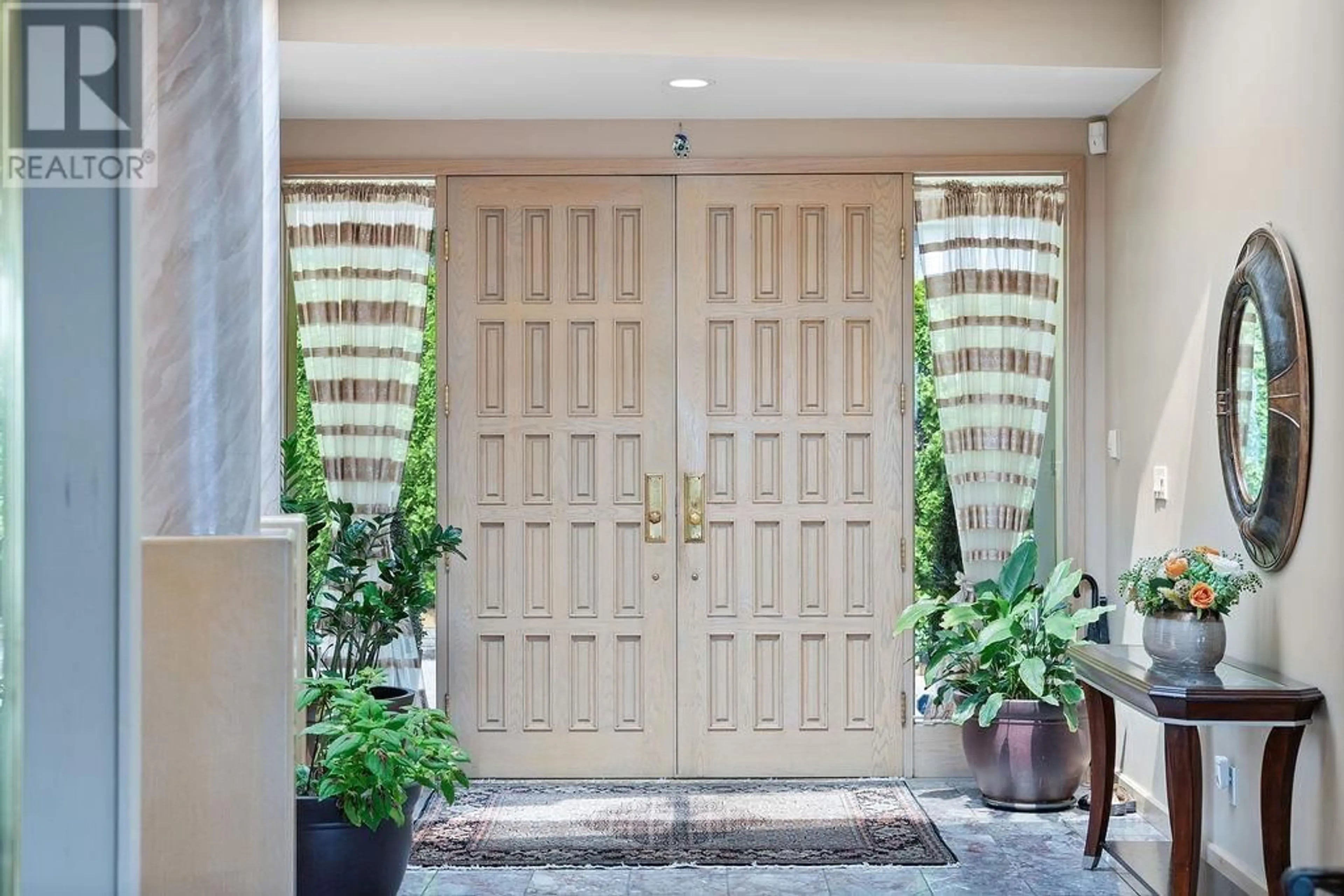 Indoor entryway for 2490 WESTHILL COURT, West Vancouver British Columbia V7S3A5