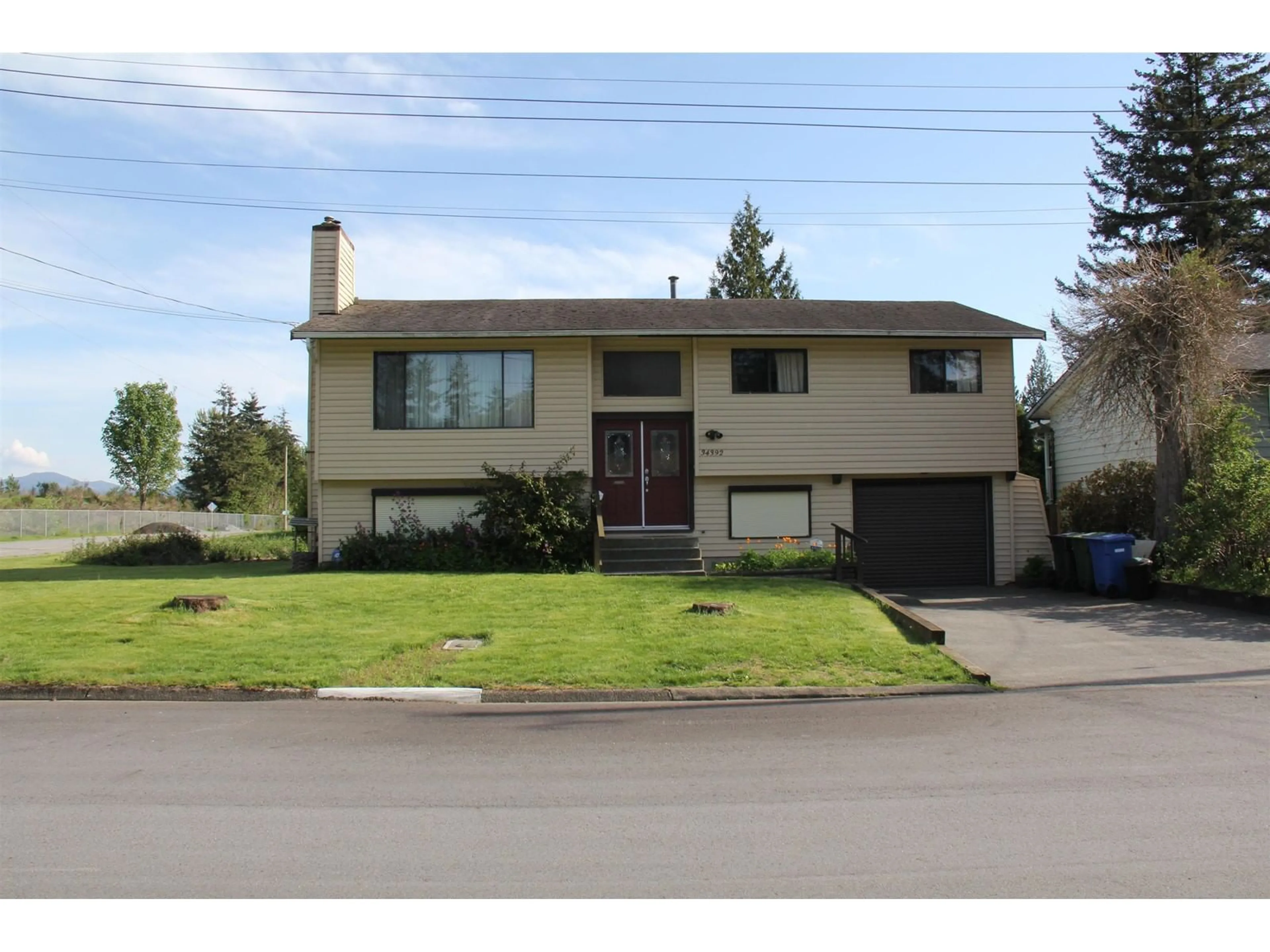 Home with vinyl exterior material, street for 34392 REDWOOD, Abbotsford British Columbia V2S2T7