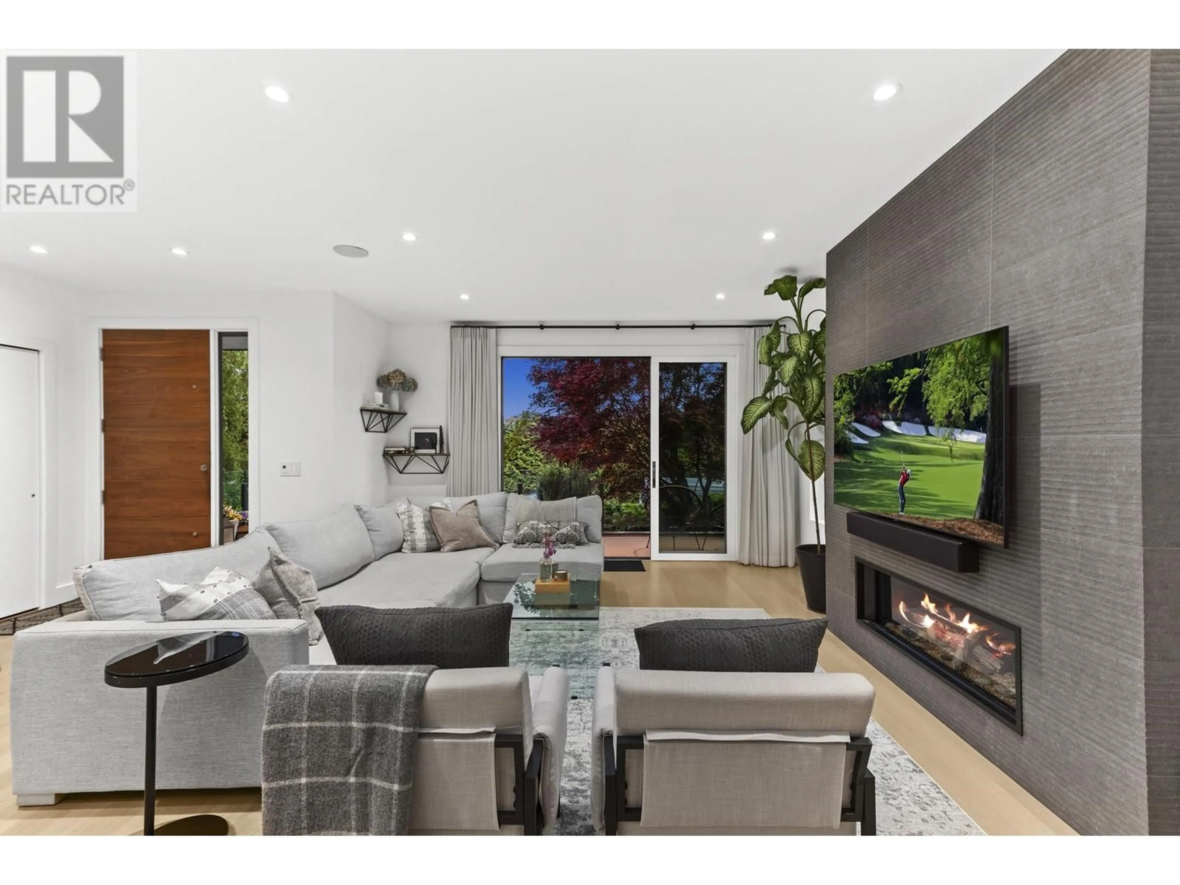 Living room with furniture, unknown for 452 4TH STREET, North Vancouver British Columbia V7L1J5
