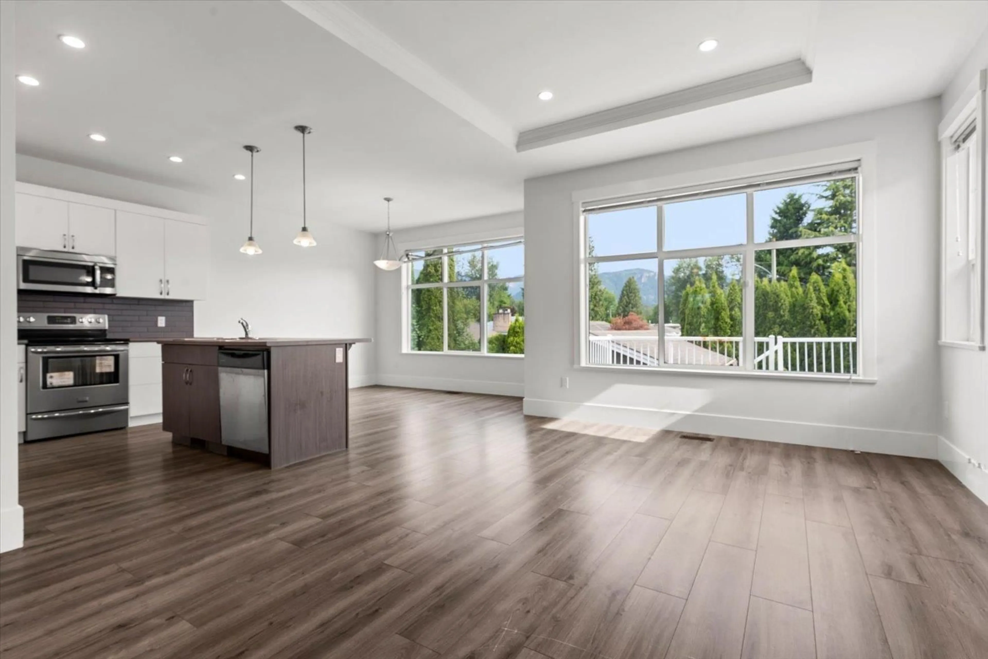 Open concept kitchen, wood/laminate floor for 45519 REECE AVENUE, Chilliwack British Columbia V2P3A2
