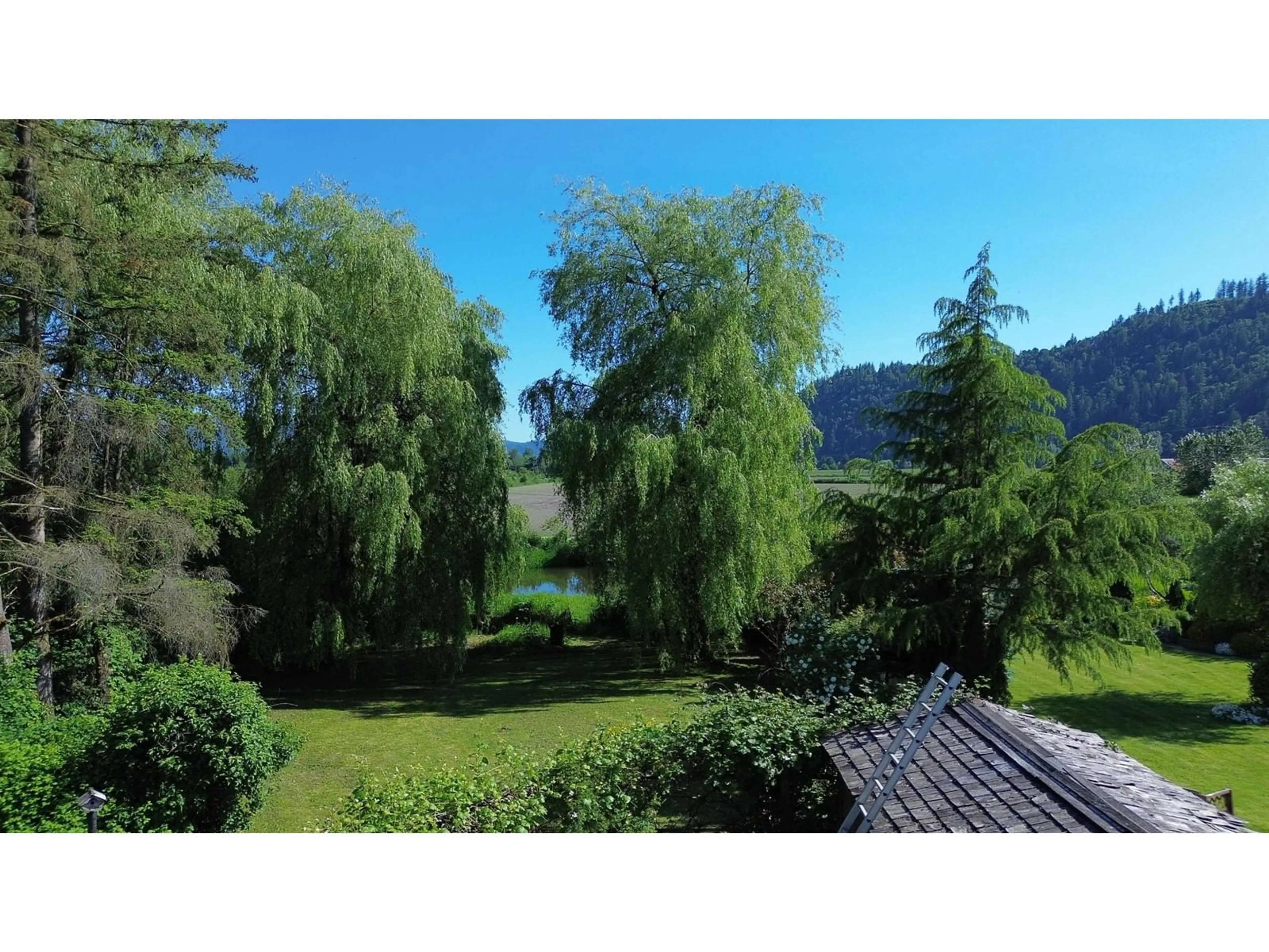 A pic from outside/outdoor area/front of a property/back of a property/a pic from drone, water/lake/river/ocean view for 35268 RIVERSIDE, Mission British Columbia V2V4J1