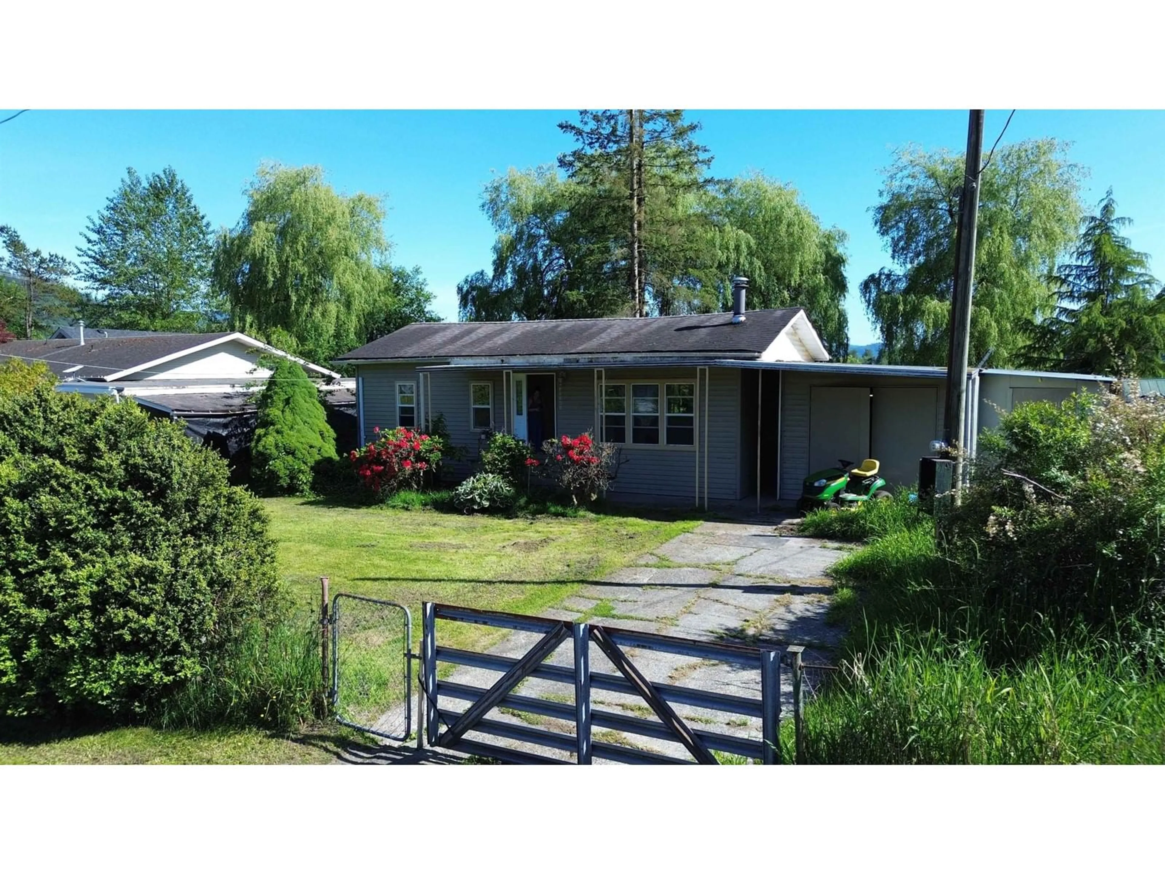 A pic from outside/outdoor area/front of a property/back of a property/a pic from drone, street for 35268 RIVERSIDE, Mission British Columbia V2V4J1