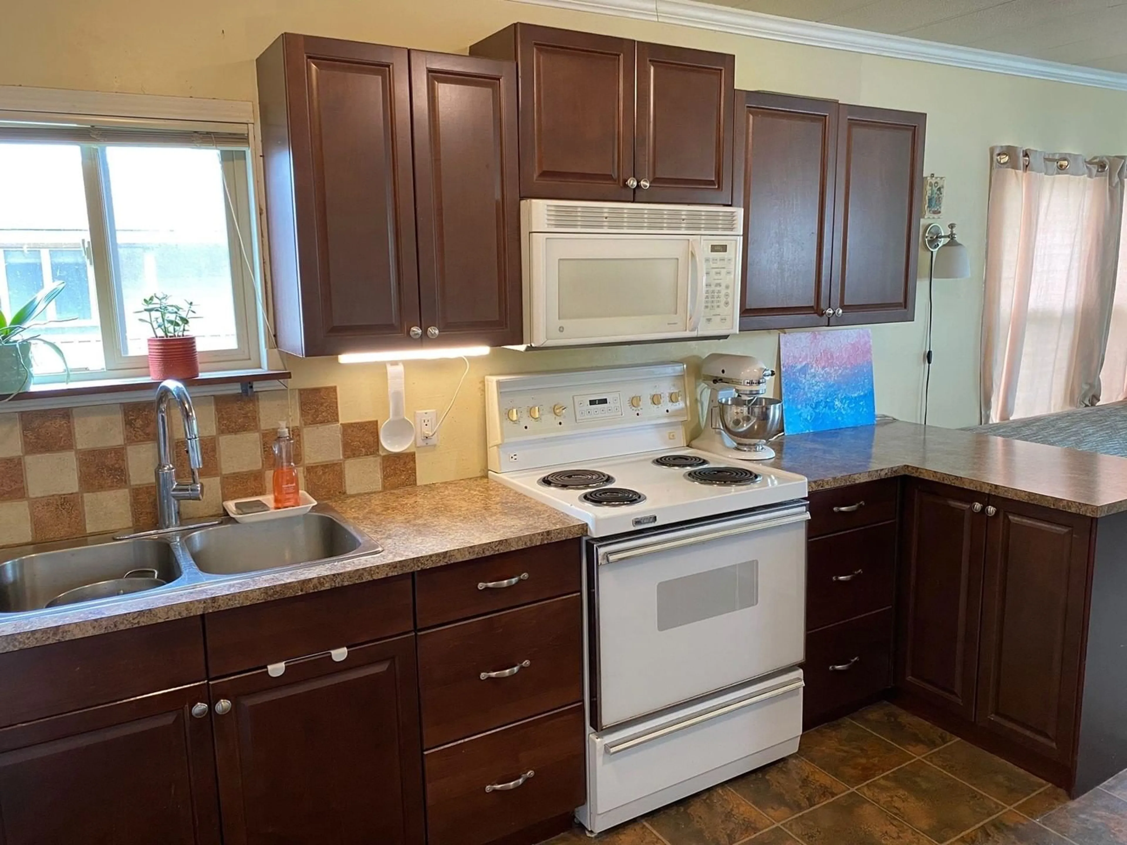 Standard kitchen, ceramic/tile floor for 20 - 26892 FRASER, Langley British Columbia V4W3T5