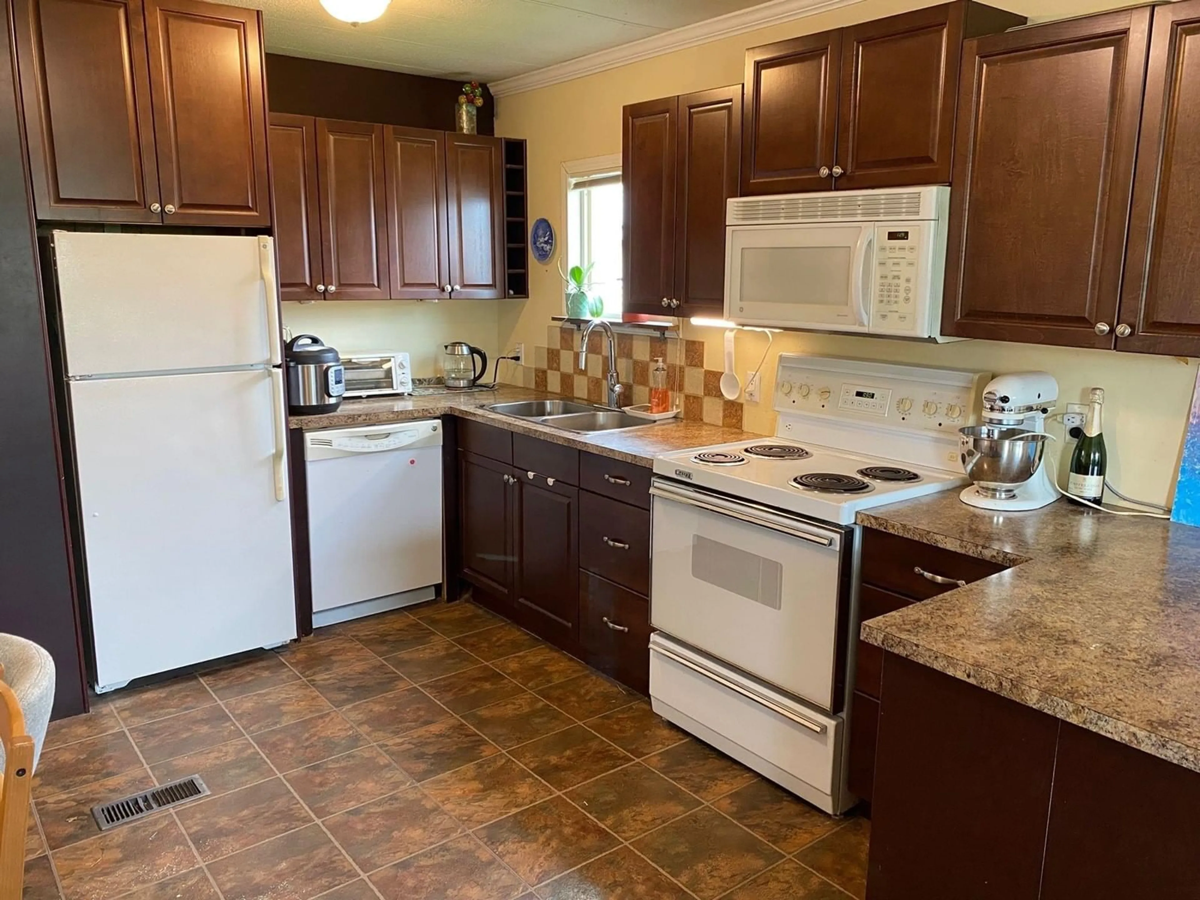 Standard kitchen, ceramic/tile floor for 20 - 26892 FRASER, Langley British Columbia V4W3T5