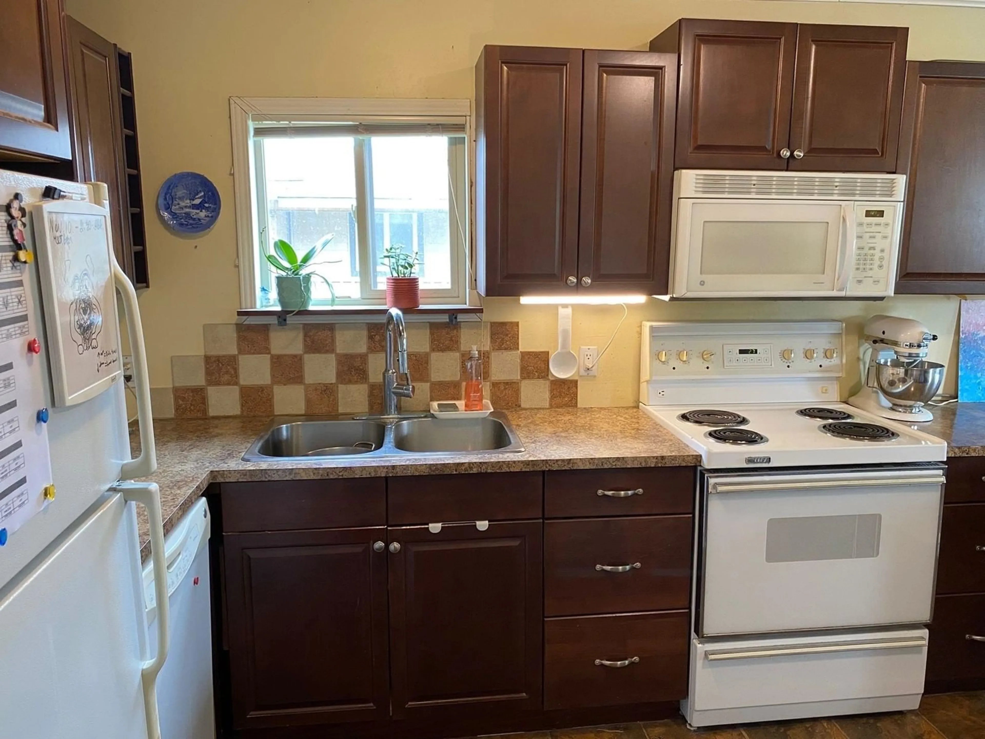 Standard kitchen, ceramic/tile floor for 20 - 26892 FRASER, Langley British Columbia V4W3T5
