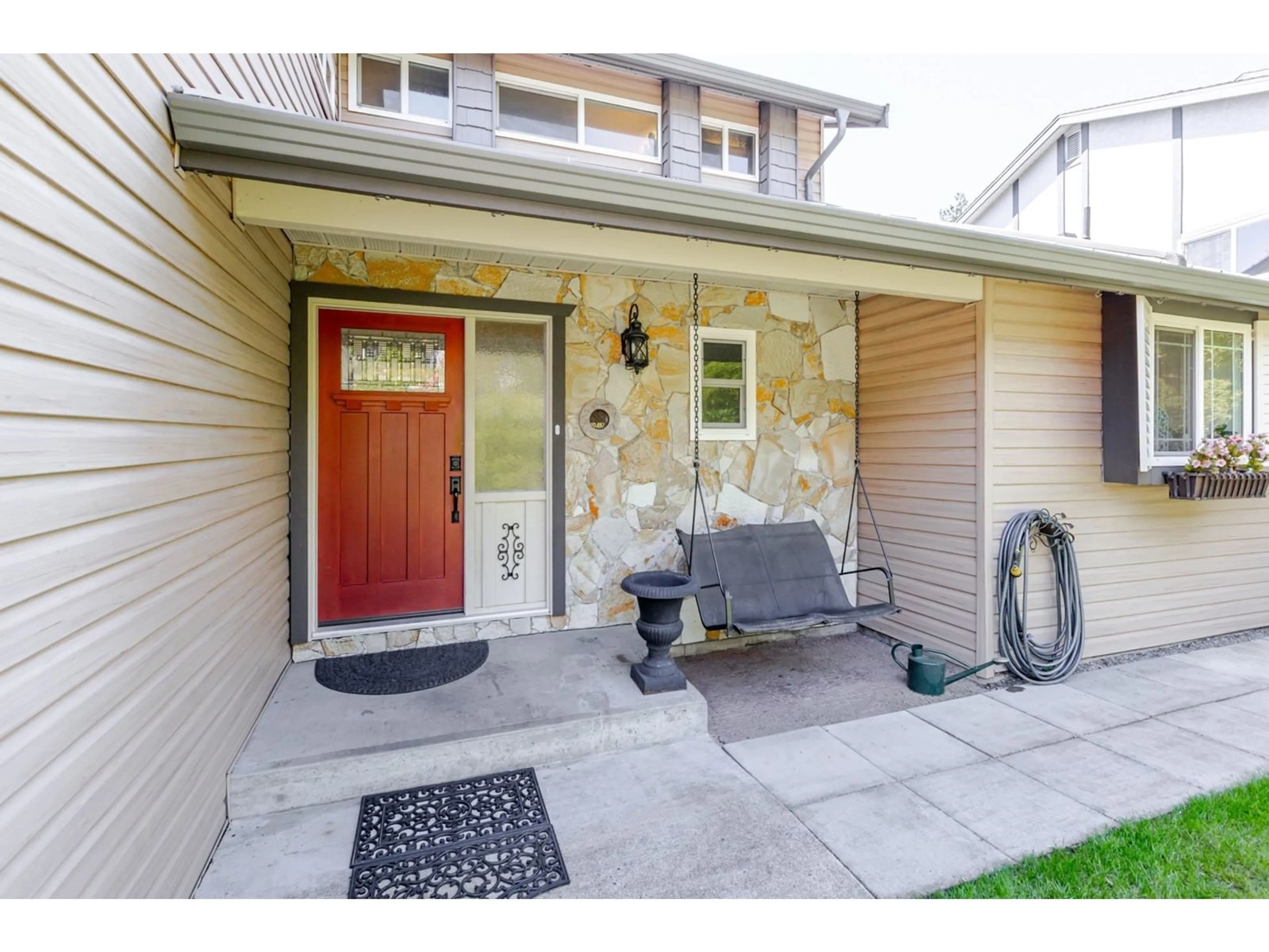 Indoor entryway for 35210 ROCKWELL, Abbotsford British Columbia V3G2C9