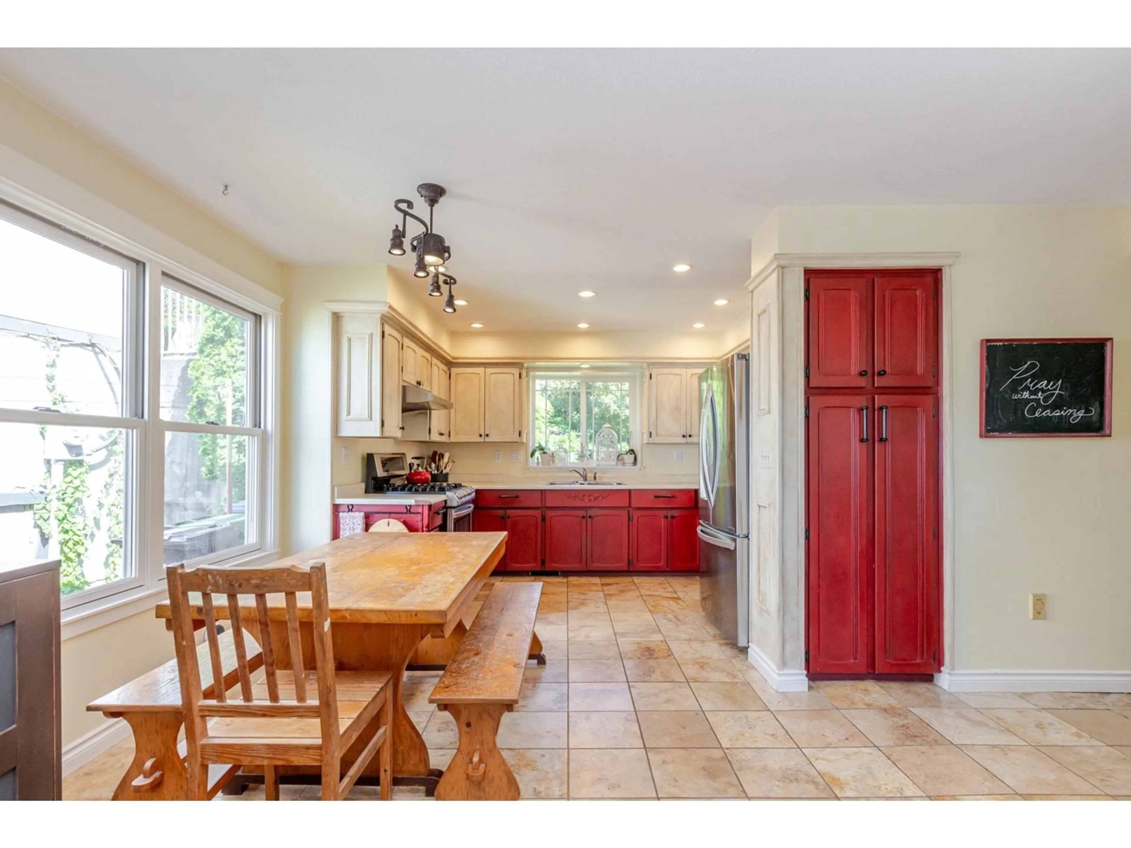 Open concept kitchen, ceramic/tile floor for 35210 ROCKWELL, Abbotsford British Columbia V3G2C9