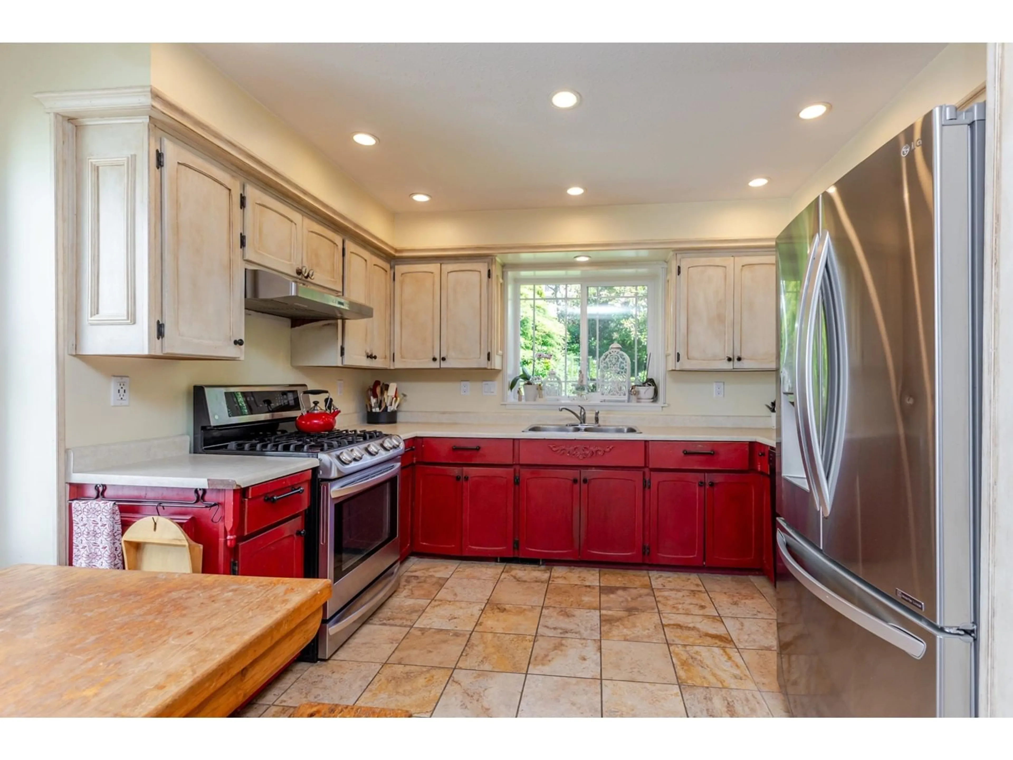 Open concept kitchen, ceramic/tile floor for 35210 ROCKWELL, Abbotsford British Columbia V3G2C9
