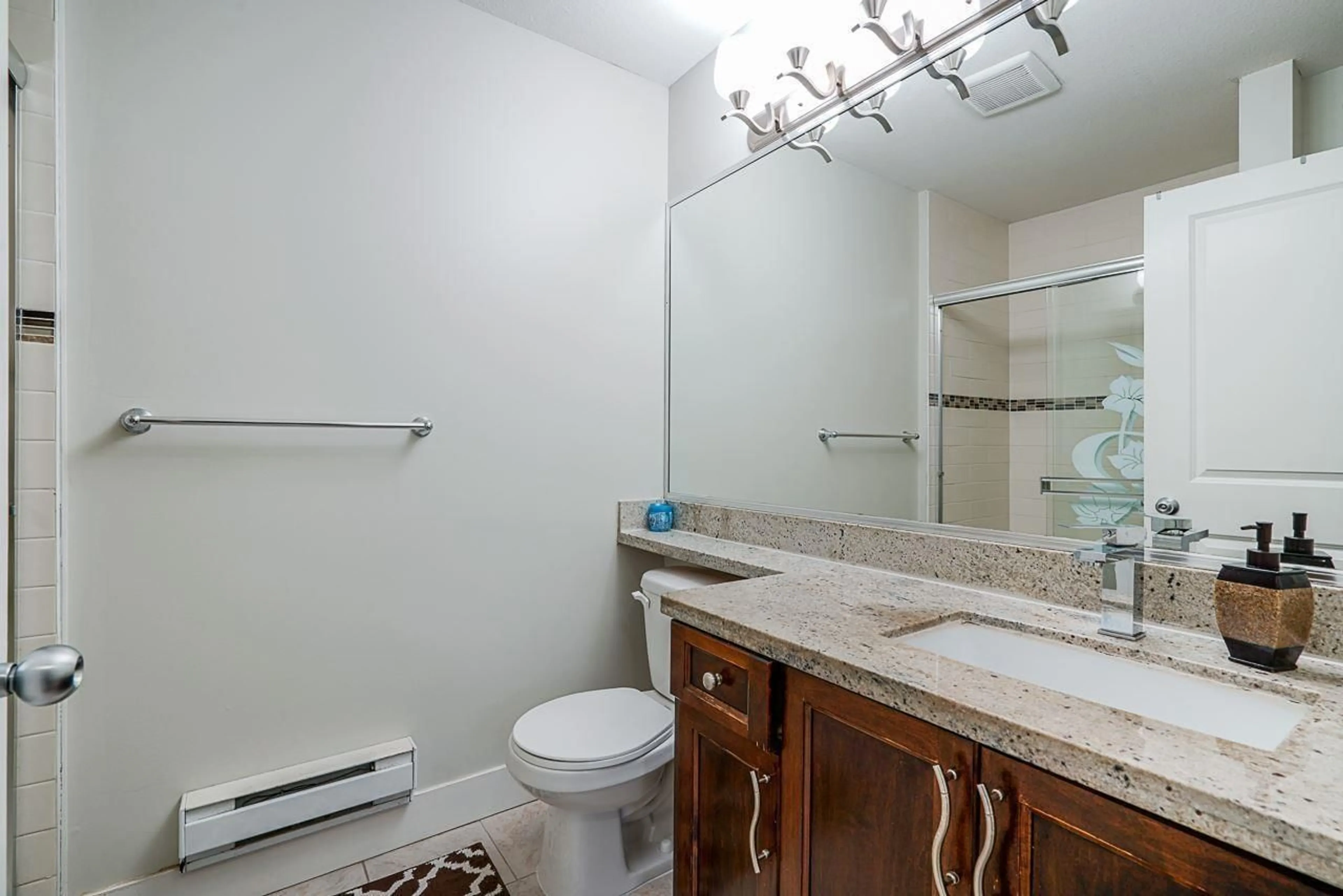 Standard bathroom, unknown for 17 - 7156 144, Surrey British Columbia V3W1V5