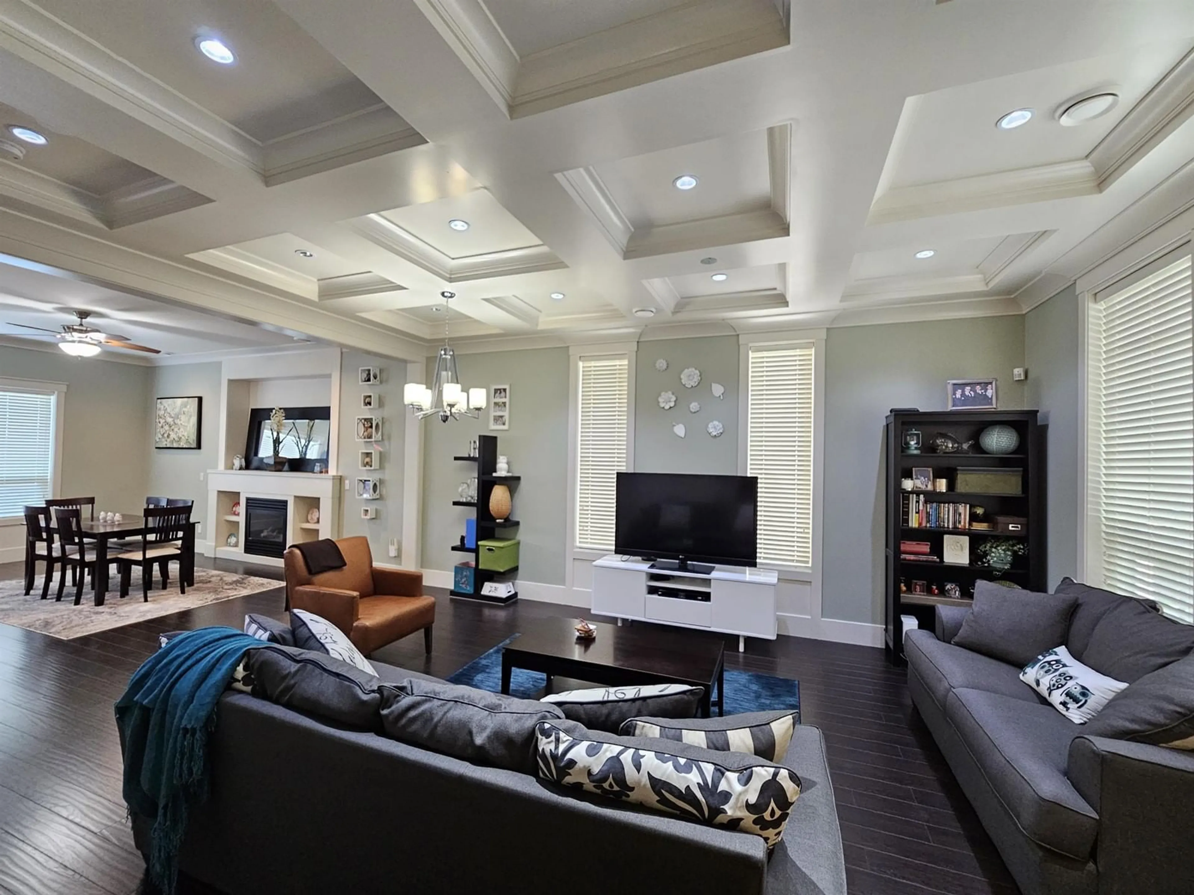 Living room with furniture, unknown for 21007 77, Langley British Columbia V2Y0L1
